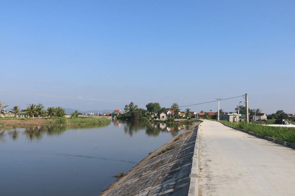 Một đoạn đê quai sông Thai thuộc địa bàn xã Quỳnh Hưng (Quỳnh Lưu) được nâng cấp nhờ vốn vay ưu đãi giai đoạn trước năm 2020.Ảnh Nguyễn Hải