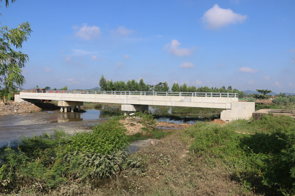 Do đầu tư chưa đồng bộ nên cầu sông Thai nối Quỳnh Hưng và Quỳnh Diện qua kênh cầu Hào trở thành vật cản gây ùn ứ nước khiến Quỳnh Lưu bị ngập lụt lịch sử vào tháng 9/2021. Ảnh Nguyễn Hải