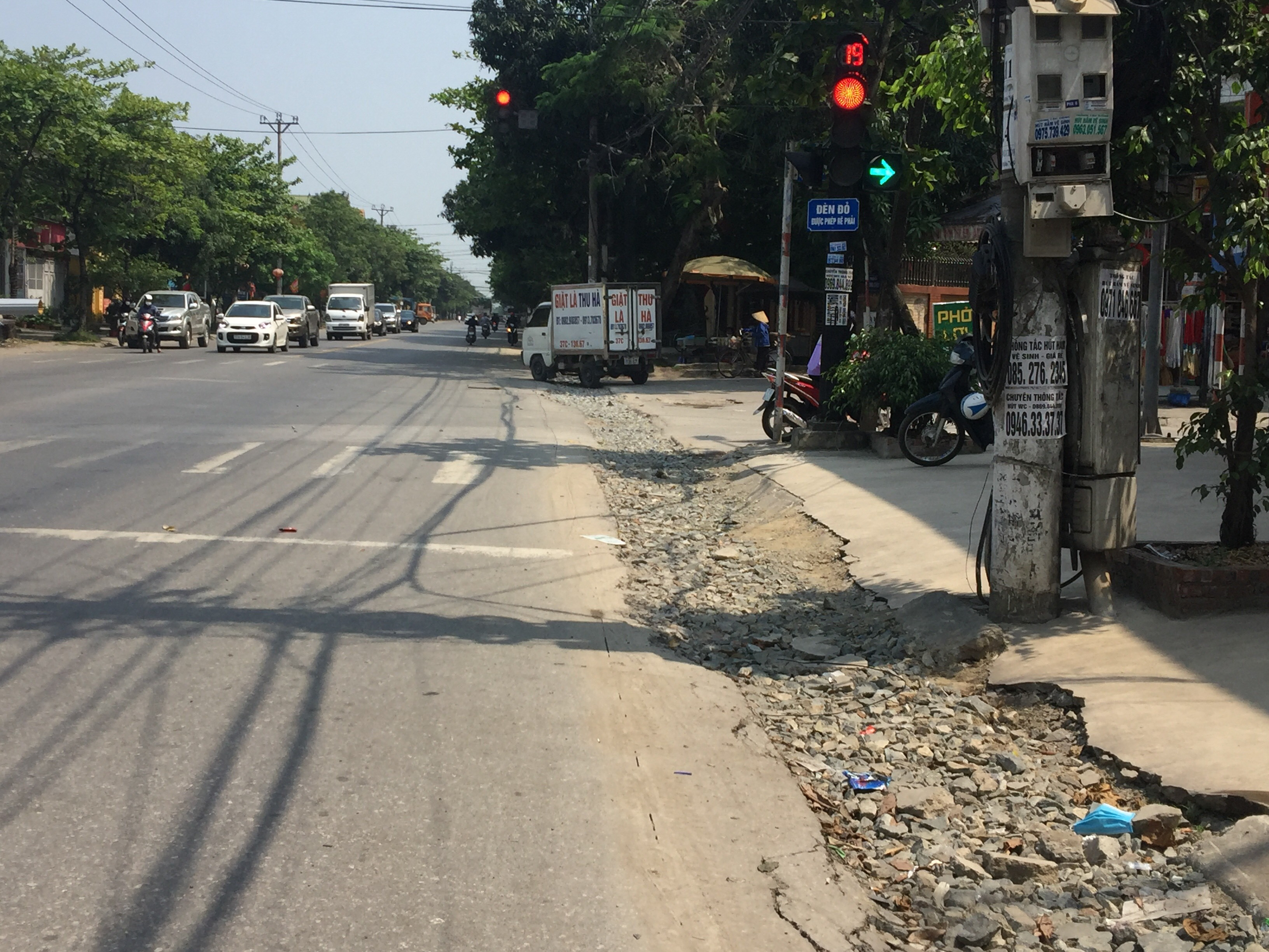 Vỉa hè tiếp giáp và lòng đường Trần Hưng Đạo giao với ngã tư đường Phạm Ngũ Lão thuộc phường Đội Cung chậm hoàn trả sau khi thi công lắp nâng cấp mương thoát. Ảnh chụp ngày 28.4.2022. PV Nguyễn Hải