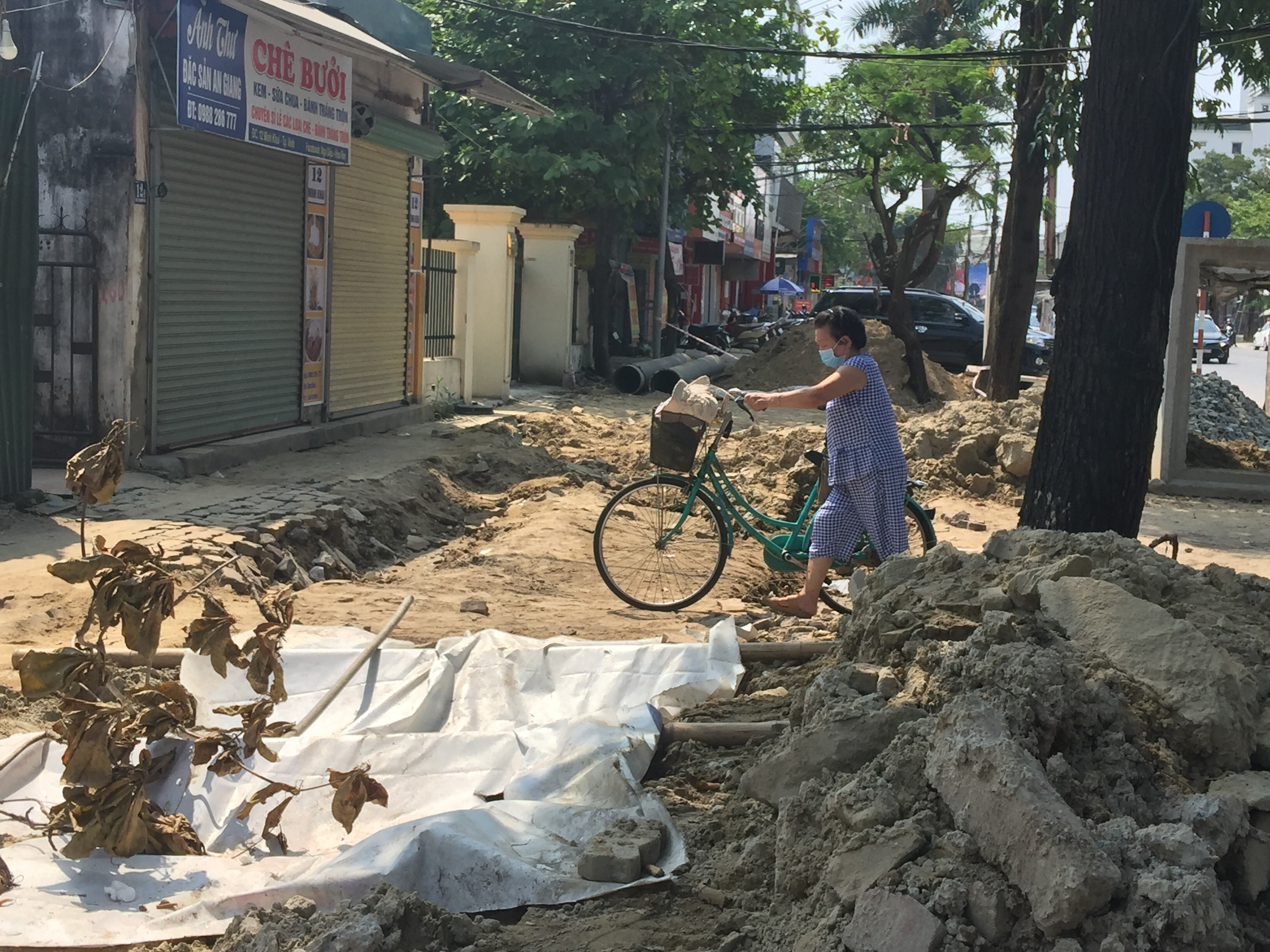 Vỉa hè đường Minh Khai mới được lát xong khá tốt cho người đi bộ nhưng sau khi nhường cho thi công mương thoát thì trong tình trạng nham nhở suốt 2 tháng trời. Ảnh: P.V