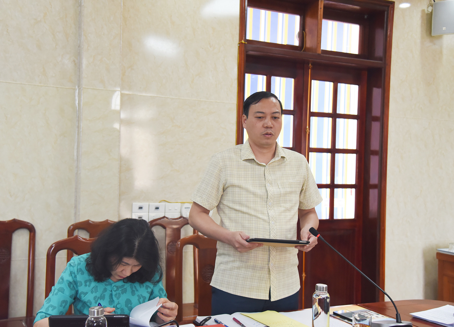 Đồng chí Chu Đức Thái - Trưởng Ban Văn hóa - Xã hội HĐND tỉnh bày tỏ băn khoăn về chất lượng đào tạo, những khó khăn tại các cơ sở giáo dục nghề nghiệp. Ảnh: Thanh Lê