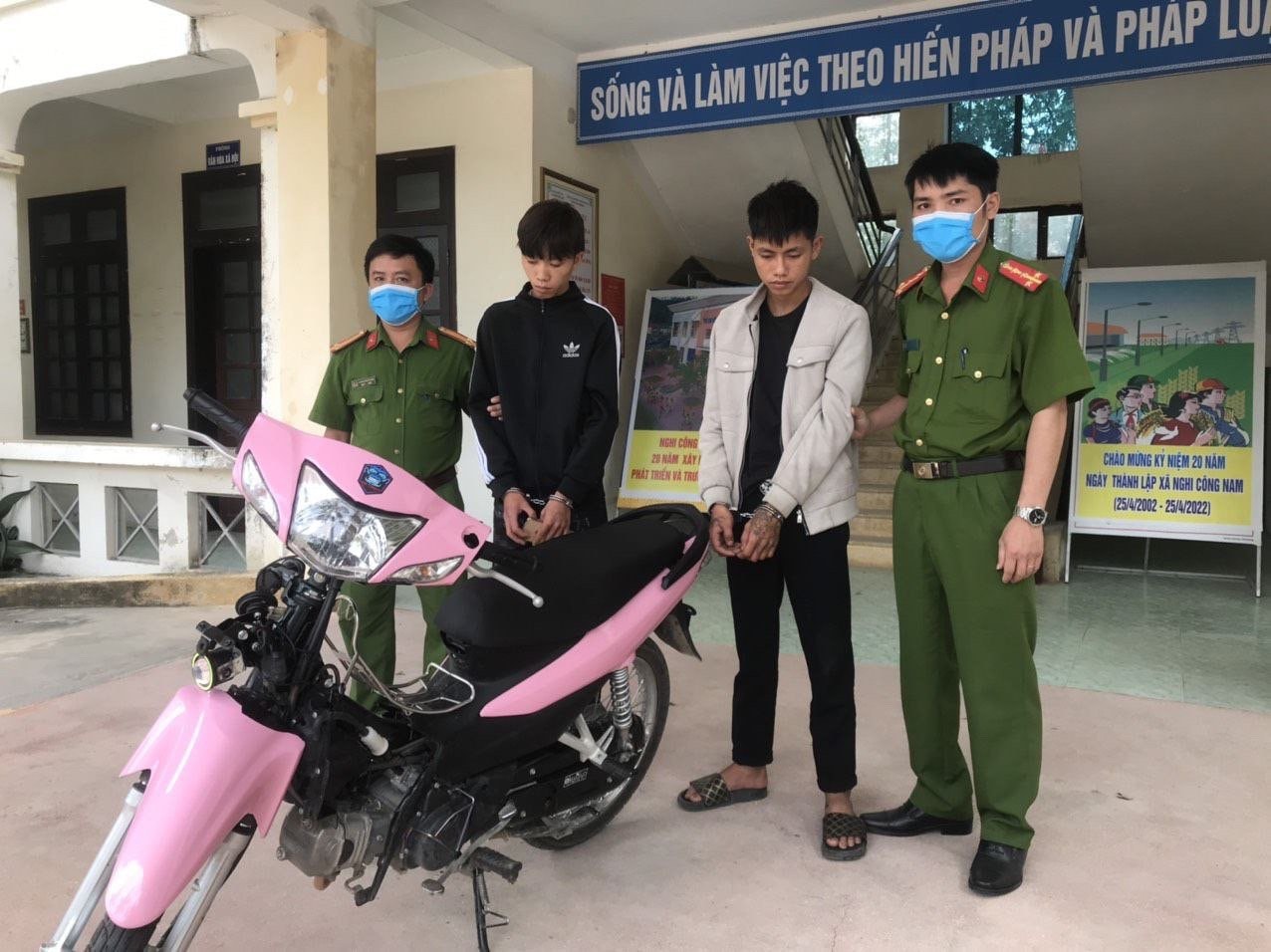 Bat 2 doi tuong cuop giat dien thoai pho di bo thanh pho Vinh-hinh-anh-1