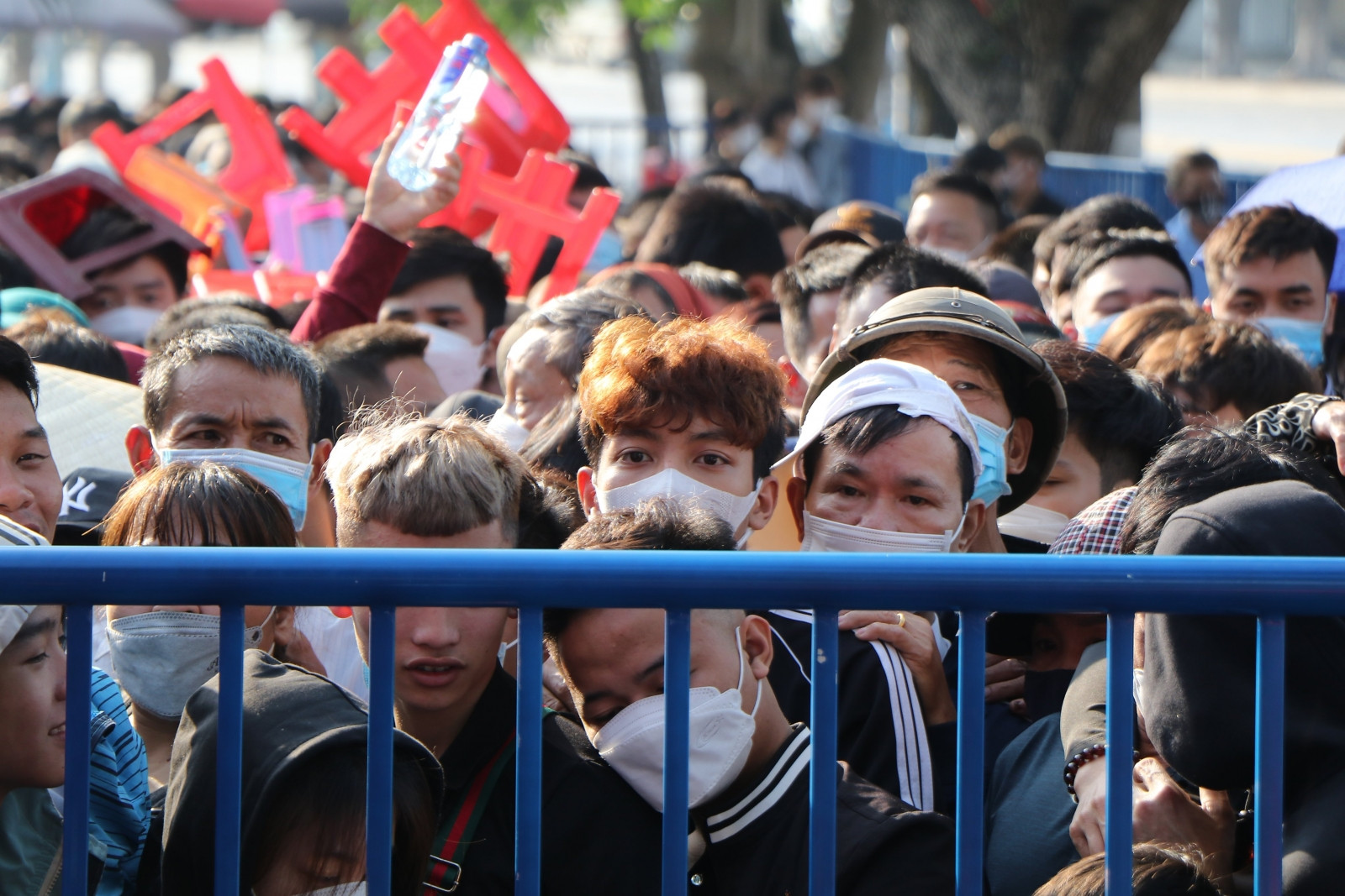 Hàng ngàn người dân đã có mặt tại điểm bán vé để đợi mua vé xem trận U23 Việt Nam trong khuôn khổ SEA Games 31.