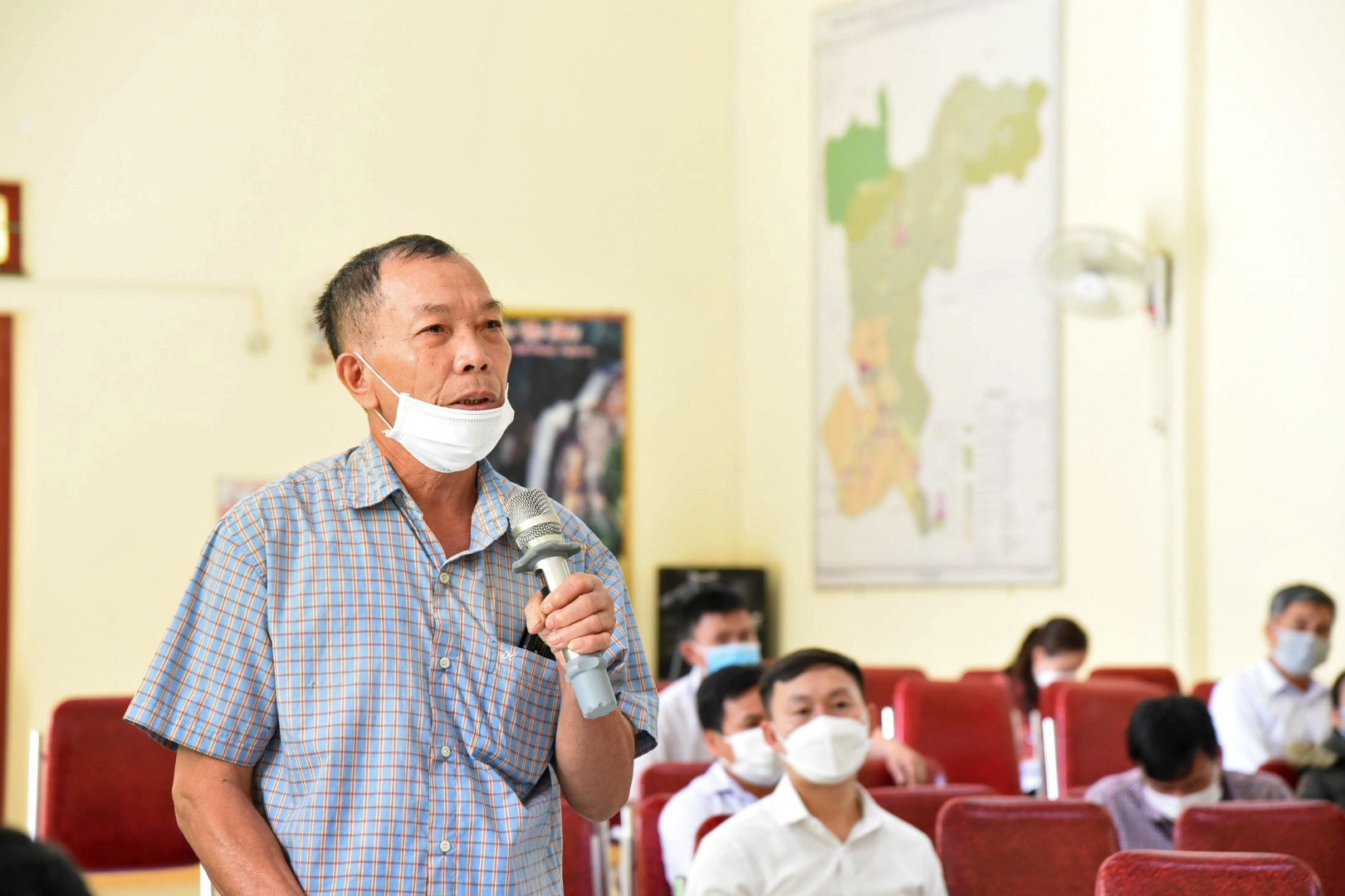 Cử tri xã Tiền Phong, huyện Quế Phong trực tiếp nêu ý kiến, kiến nghị với các đại biểu Quốc hội, đồng thời đề cập một số nội dung thuộc thẩm quyền cấp huyện, xã. Ảnh: TG
