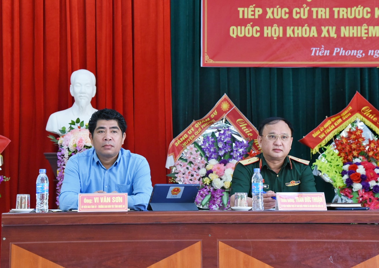 Các đại biểu được bầu cử tại đơn vị số 2 tiếp xúc cử tri 4 xã của huyện Quế Phong tại trụ sở xã Tiền Phong sáng 4/5. Ảnh: TG