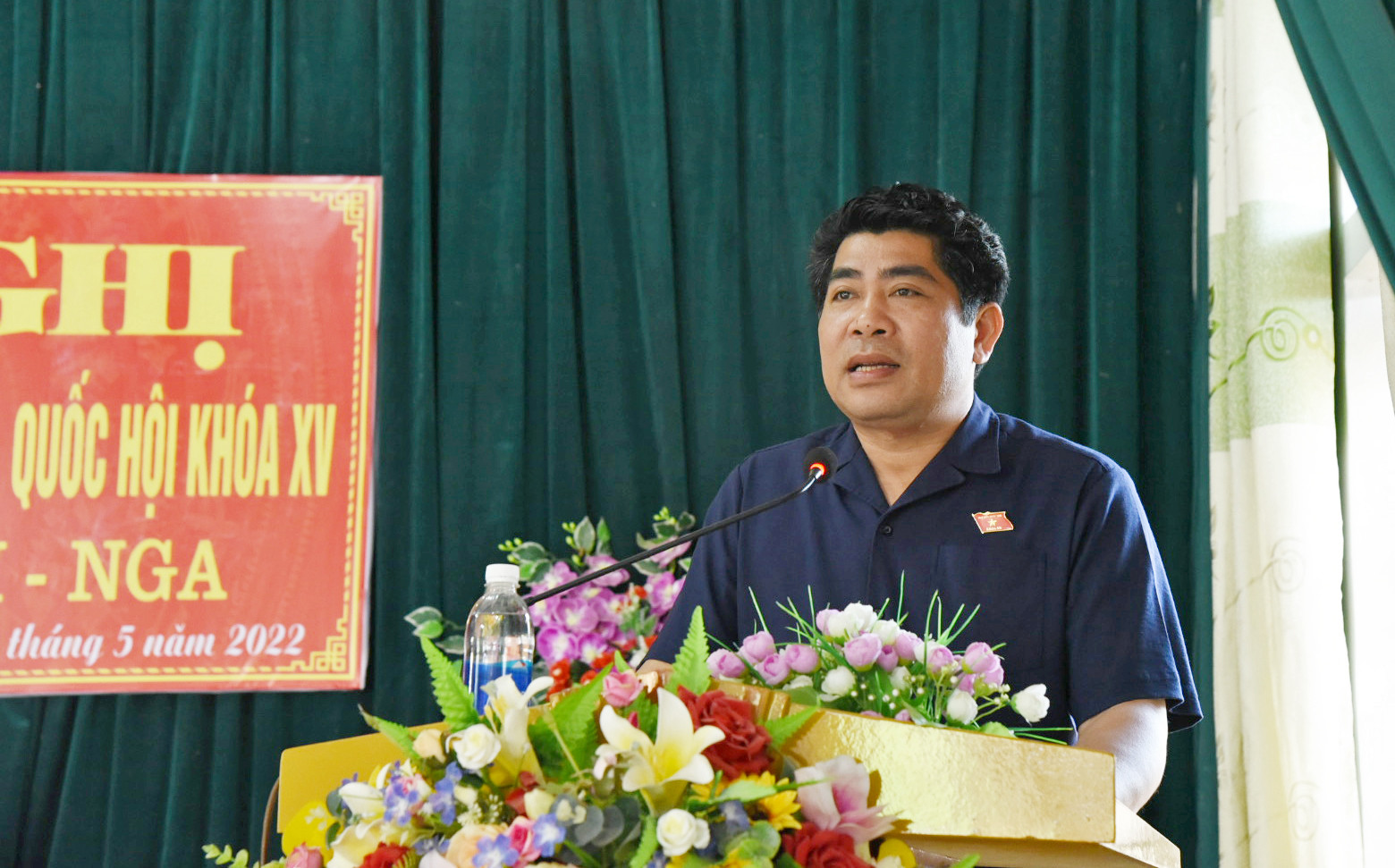 Đại biểu Quốc hội Vi Văn Sơn - Trưởng Ban Dân tộc tỉnh tiếp thu các ý kiến của cử tri. Ảnh: TG
