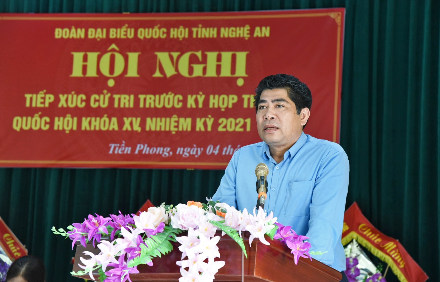 Đại biểu Quốc hội Vi Văn Sơn - Trưởng Ban Dân tộc tỉnh tiếp thu các ý kiến của cử tri. Ảnh: TG