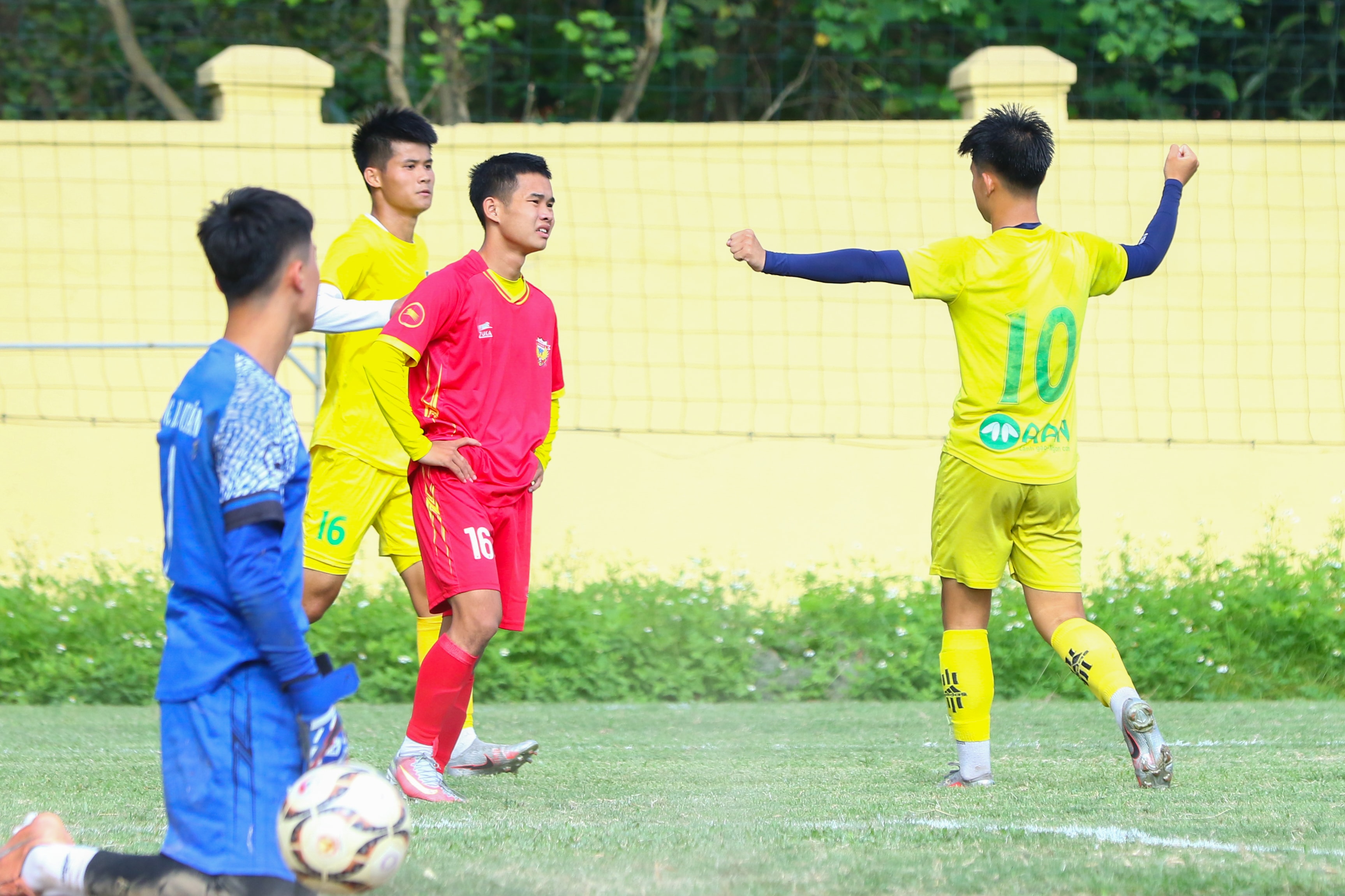 Giải U17 Quốc gia năm 2022 dự kiến vòng loại sẽ được tổ chức vào ngày 06/6 – 29/6/2022, vòng chung kết được tổ chức từ 26/8 – 08/9/2022. U17 SLNA là một trong 26 đội bóng khác sẽ tham dự các trận đấu vòng loại. Các đội đăng ký tham gia thi đấu được chia thành 5 bảng (5; 6 đội/bảng). Vòng loại sẽ thi đấu vòng tròn hai lượt tính điểm xếp hạng, dự kiến chọn 12 đội có thành tích tốt nhất trong 5 bảng vào thi đấu VCK. Ảnh: Chung Nguyễn