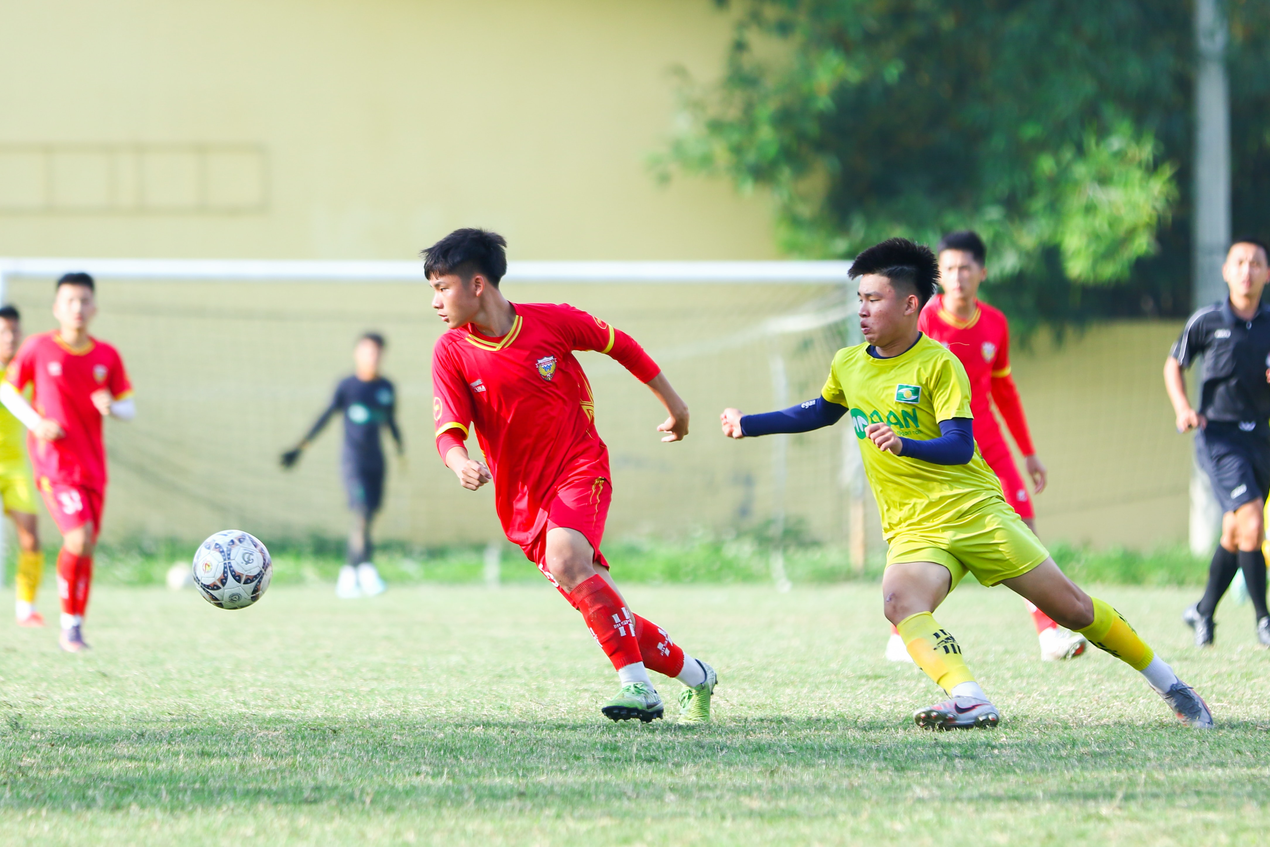 Đây là trận đấu quan trọng giúp BHL hai đội đánh giá những mặt hạn chế và cả những thế mạnh cần phát huy, trước khi tham dự Giải Bóng đá U17 Quốc gia năm 2022. Ảnh: Chung Nguyễn