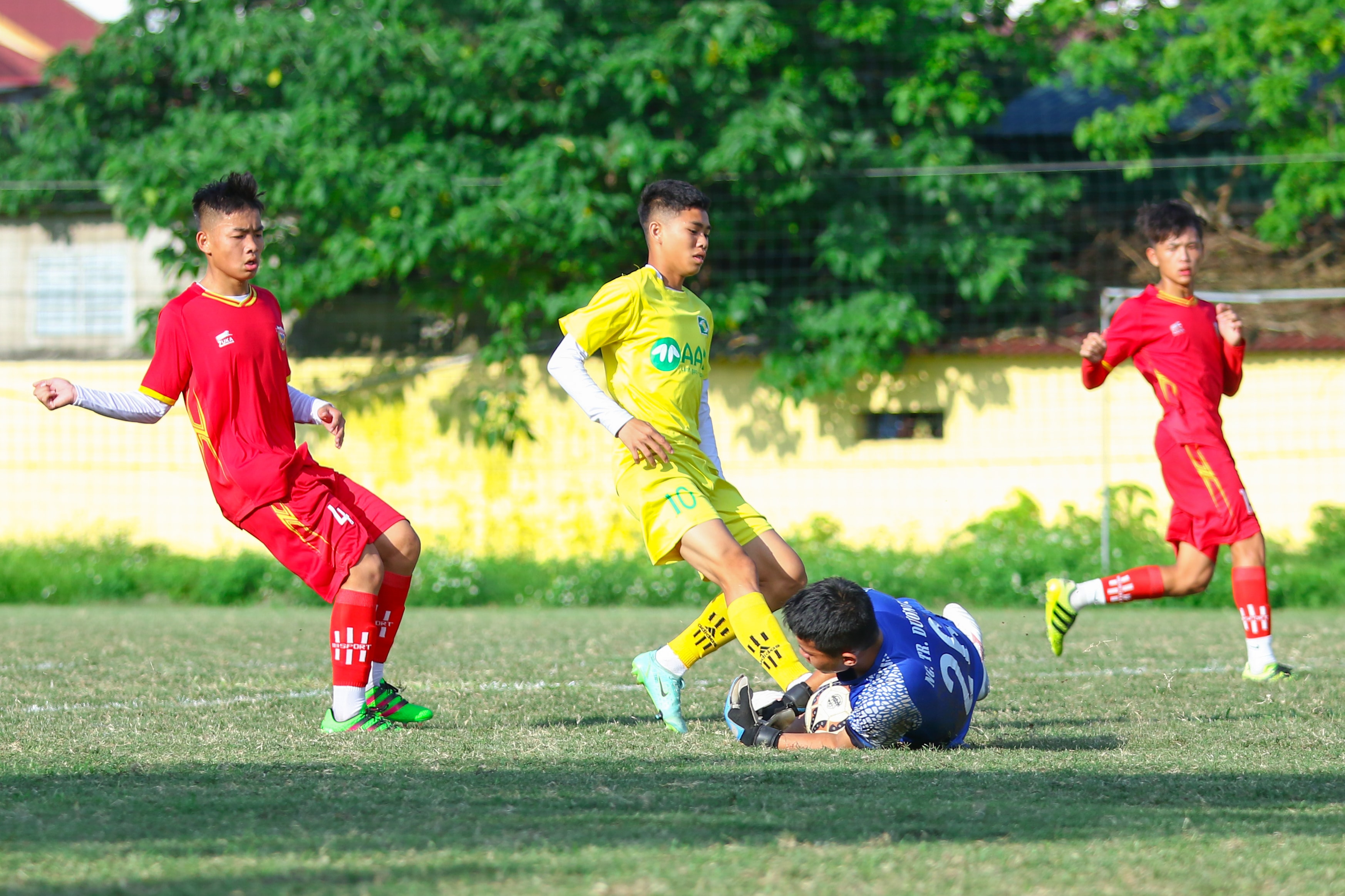 Với thể hình, thể lực, kỹ thuật vượt trội hơn so với đối thủ, U17 SLNA đã dành chiến thắng áp đảo 3-0 trước U17 HLHT. Các bàn thắng được ghi do công của Trần Quốc Hòa, Nguyễn Quang Lâm, Mai Gia Bảo.  Ảnh: Chung Nguyễn