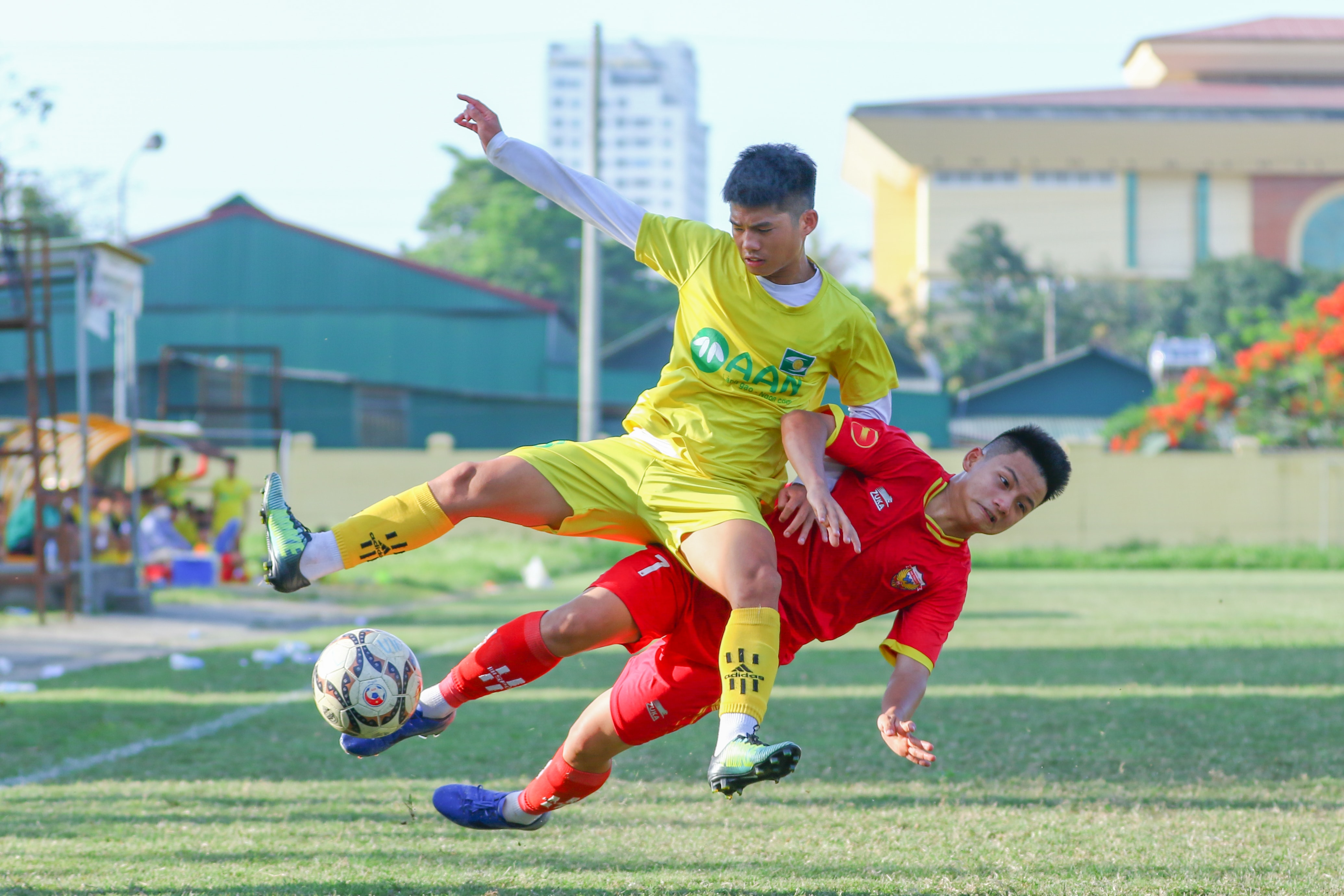 Trong trận đấu này mặc dù bị U17 HLHT áp sát quyết liệt, luôn sẵn sàng phạm lỗi. Tuy nhiên đội bóng của HLV Phan Tiến Hoài vẫn triển khai lối chơi đầy mạch lạc, cự ly đội hình được đảm bảo, nhiều phương án tấn công được áp dụng, qua đó gây ra rất nhiều những pha sóng gió lên cầu môn của đội khách.  Ảnh: Chung Nguyễn