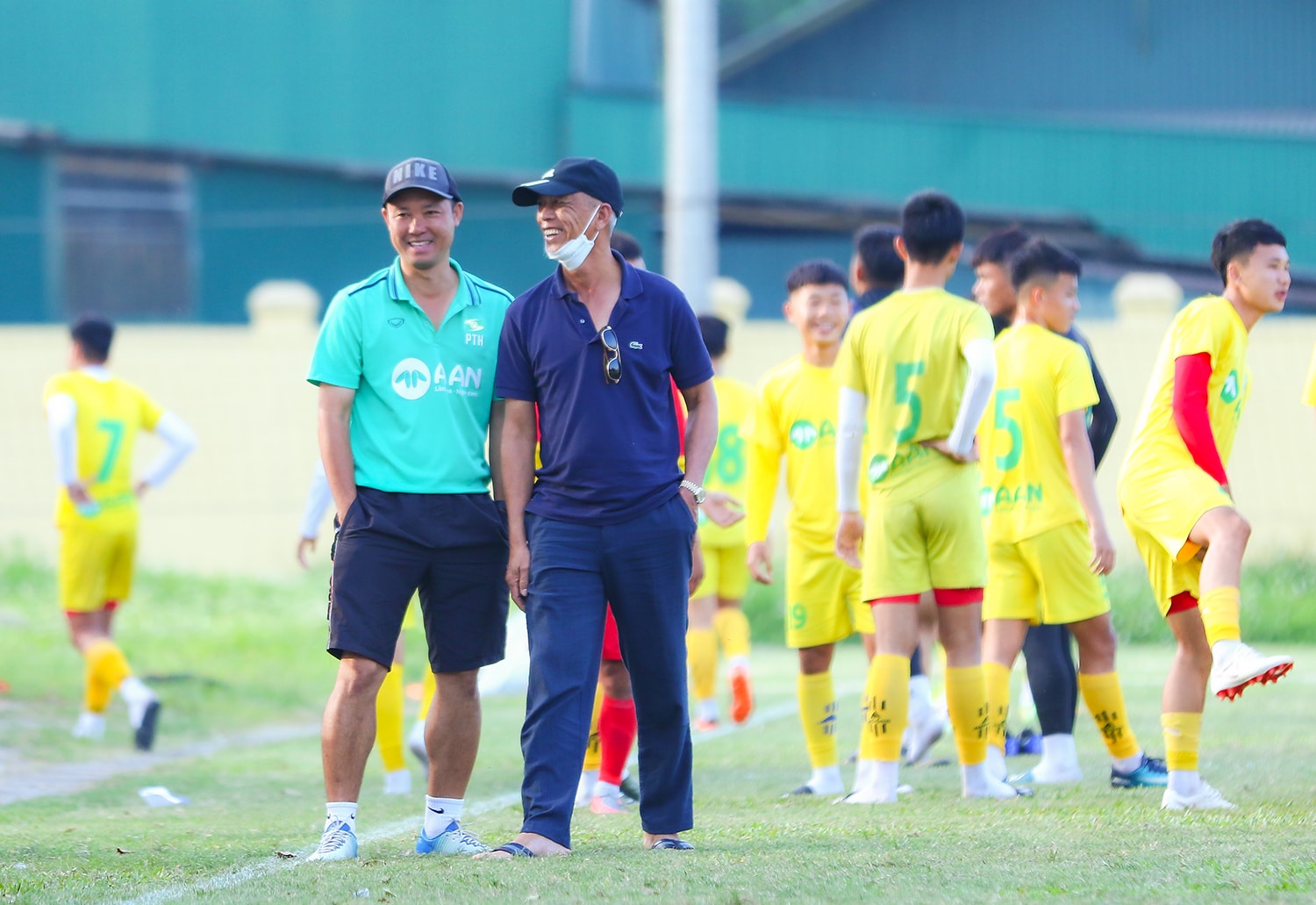 HLV trưởng của U17 SLNA là ông Phan Tiến Hoài, người khá mát tay trong việc dẫn dắt các đội bóng trẻ dự các giải đấu cấp quốc gia. Năm 2020 HLV này đã từng đưa đội U13 SLNA lên ngôi vô địch ở Giải bóng đá Thiếu niên toàn quốc. Ảnh: Chung Nguyễn