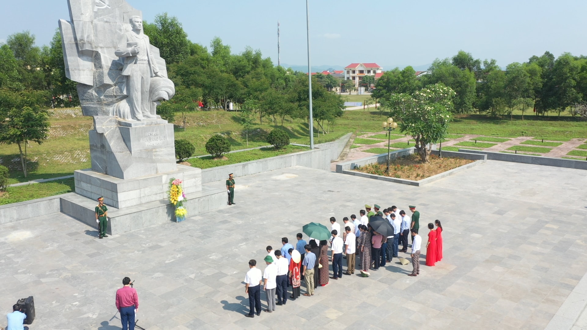 Tượng đài đồng chí Phan Đăng Lưu tại thị trấn Yên Thành (huyện Yên Thành). Ảnh: Thành Cường