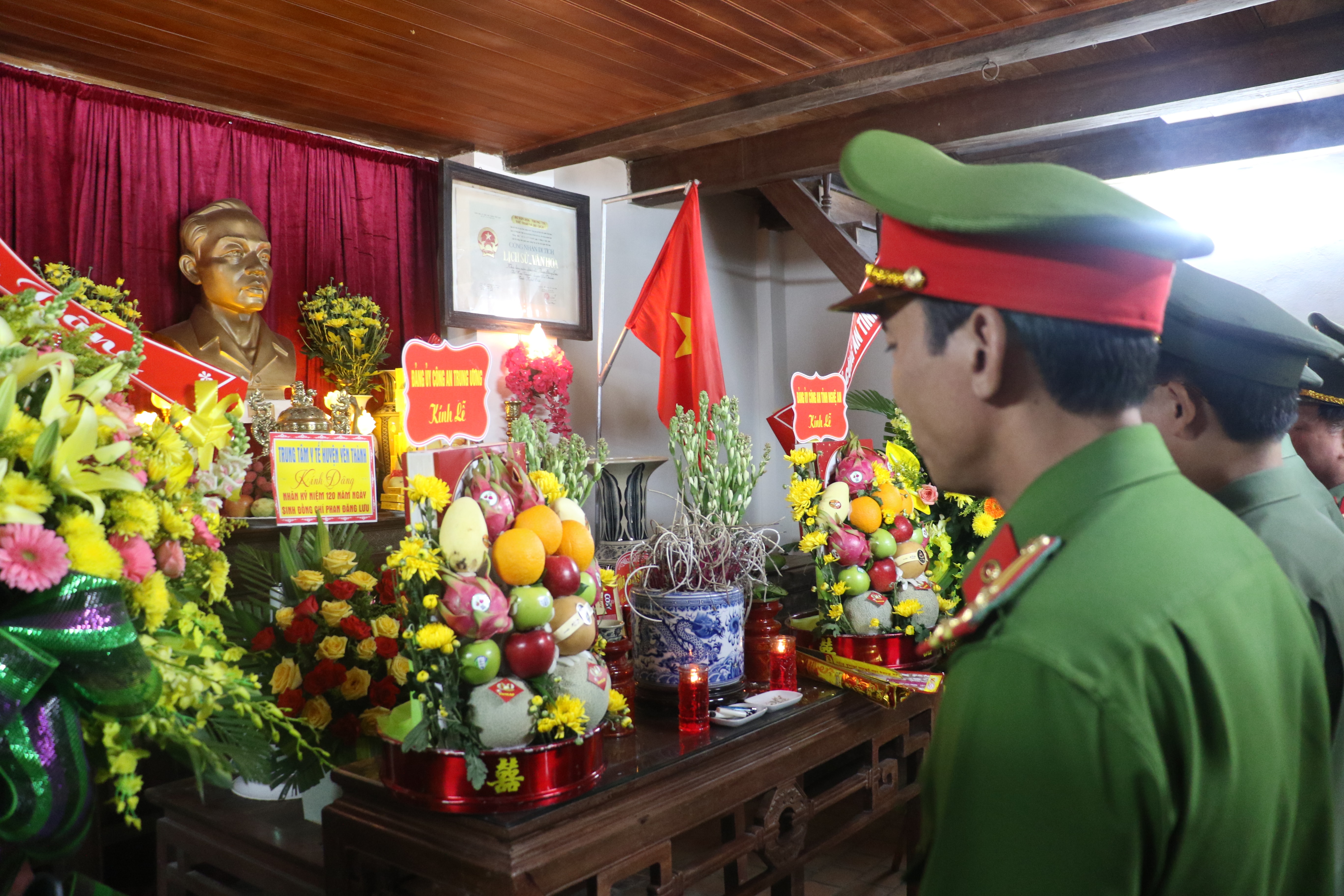 Lực lượng Công an Nghệ An nguyện hứa luôn noi theo tấm gương cách mạng của đồng chí Phan Đăng Lưu. Ảnh Đức Vũ