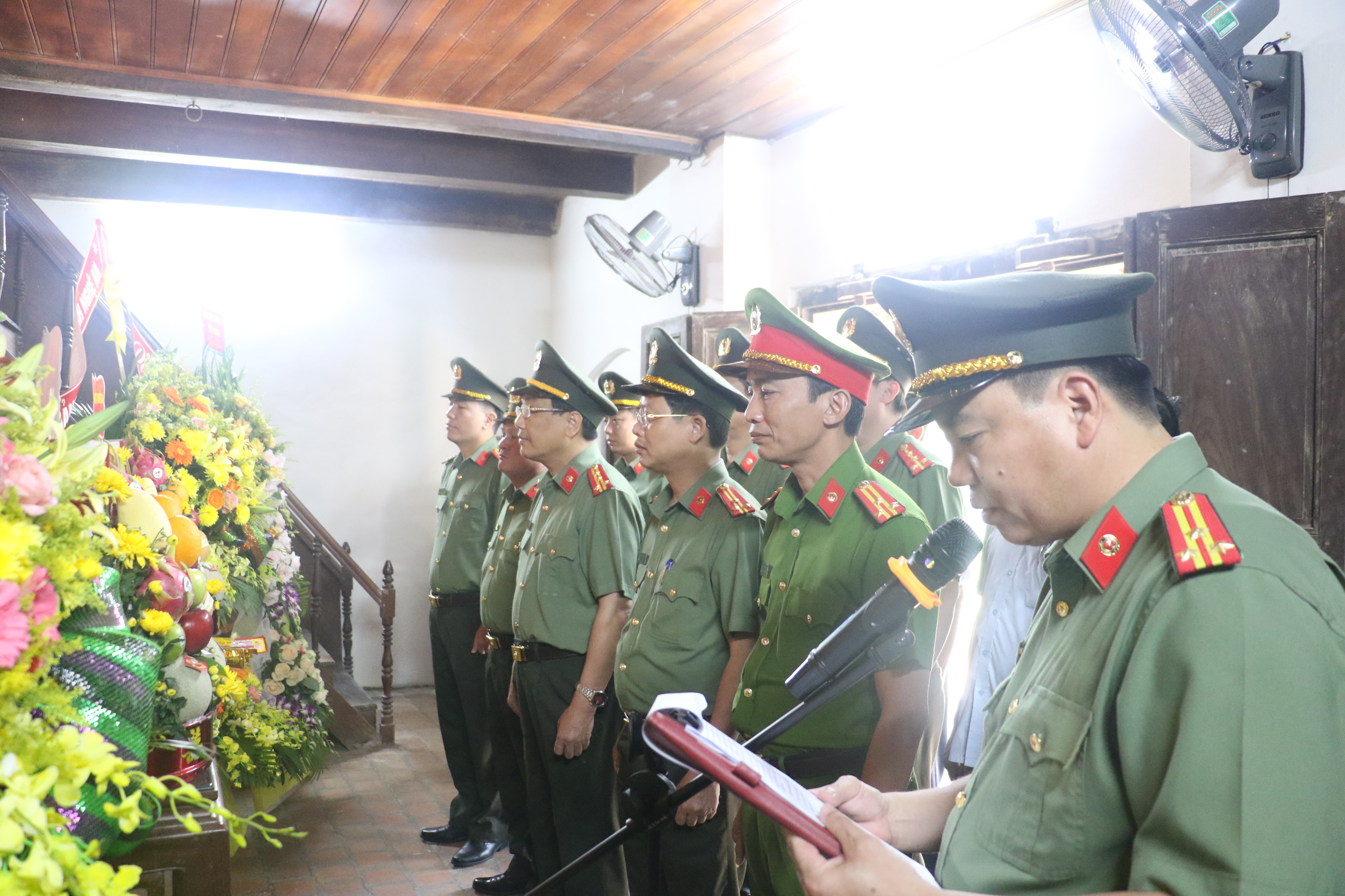  Đoàn công tác do đồng chí Đại tá Hồ Văn Tứ - Phó Giám đốc Công an tỉnh làm trưởng đoàn tổ chức dâng hoa, dâng hương tưởng niệm đồng chí Phan Đăng Lưu tại nhà lưu niệm ở xã Hoa Thành, huyện Yên Thành. Ảnh Đức Vũ