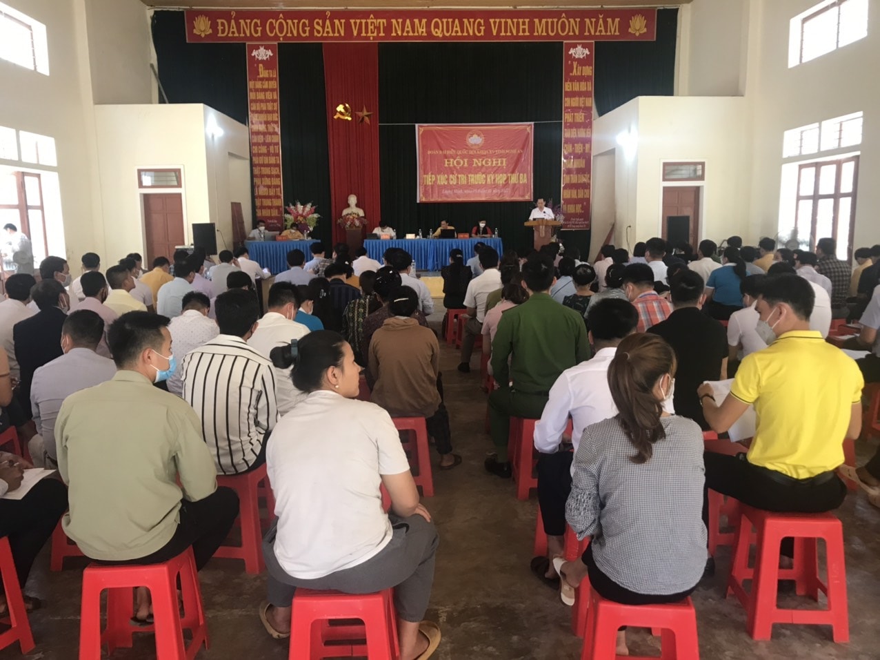 Các đại biểu Quốc hội khóa XV gồm các ông: Hoàng Minh Hiếu - Ủy viên Thường trực Ủy ban Pháp luật của Quốc hội; Trần Nhật Minh - Ủy viên Ủy ban Pháp luật của Quốc hội, Đại biểu Quốc hội chuyên trách. Ảnh Vi Mận