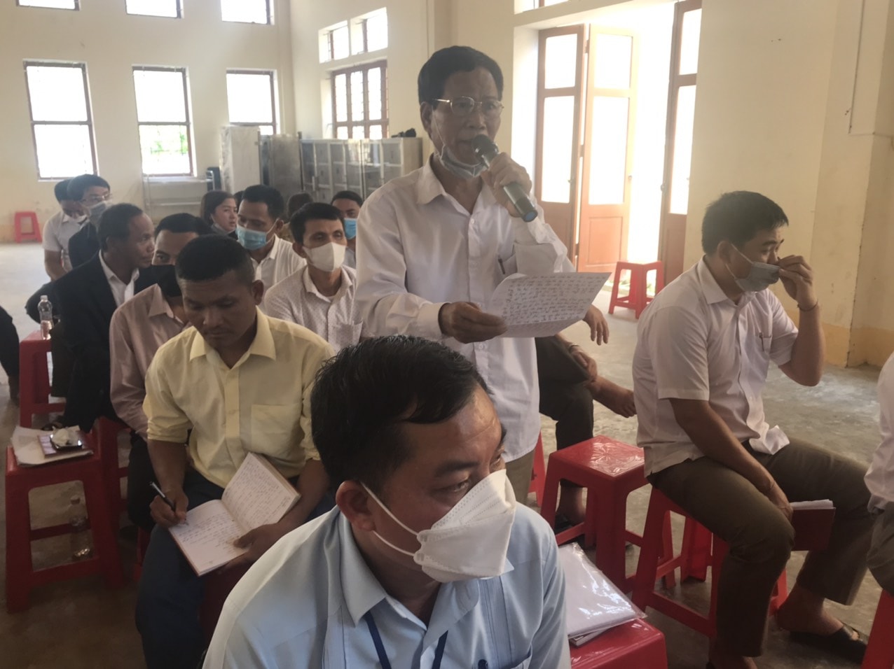 Cử tri huyện Tương Dương phát biểu tại cuộc tiếp xúc. Ảnh Vi Mận
