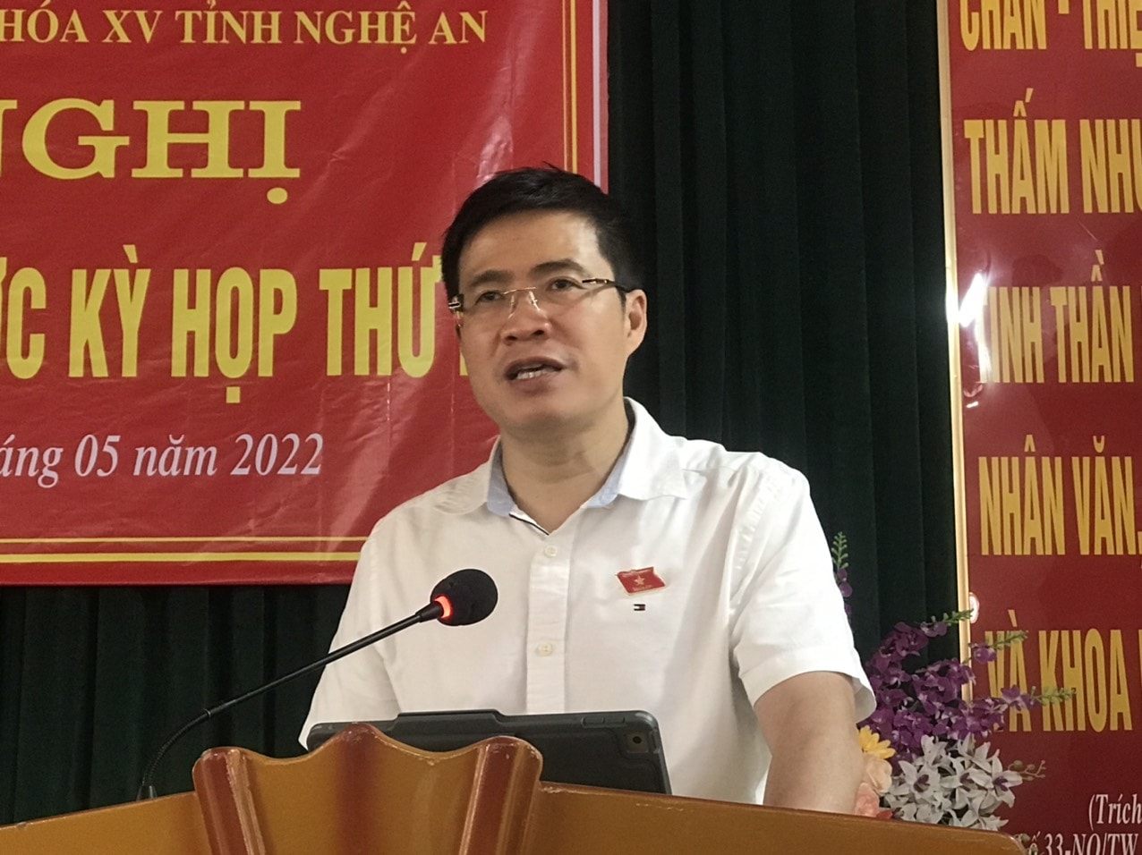 Ông Hoàng Minh Hiếu - Ủy viên Thường trực Ủy ban Pháp luật của Quốc hội phát biểu tại cuộc tiếp xúc cử tri. Ảnh Vi Mận