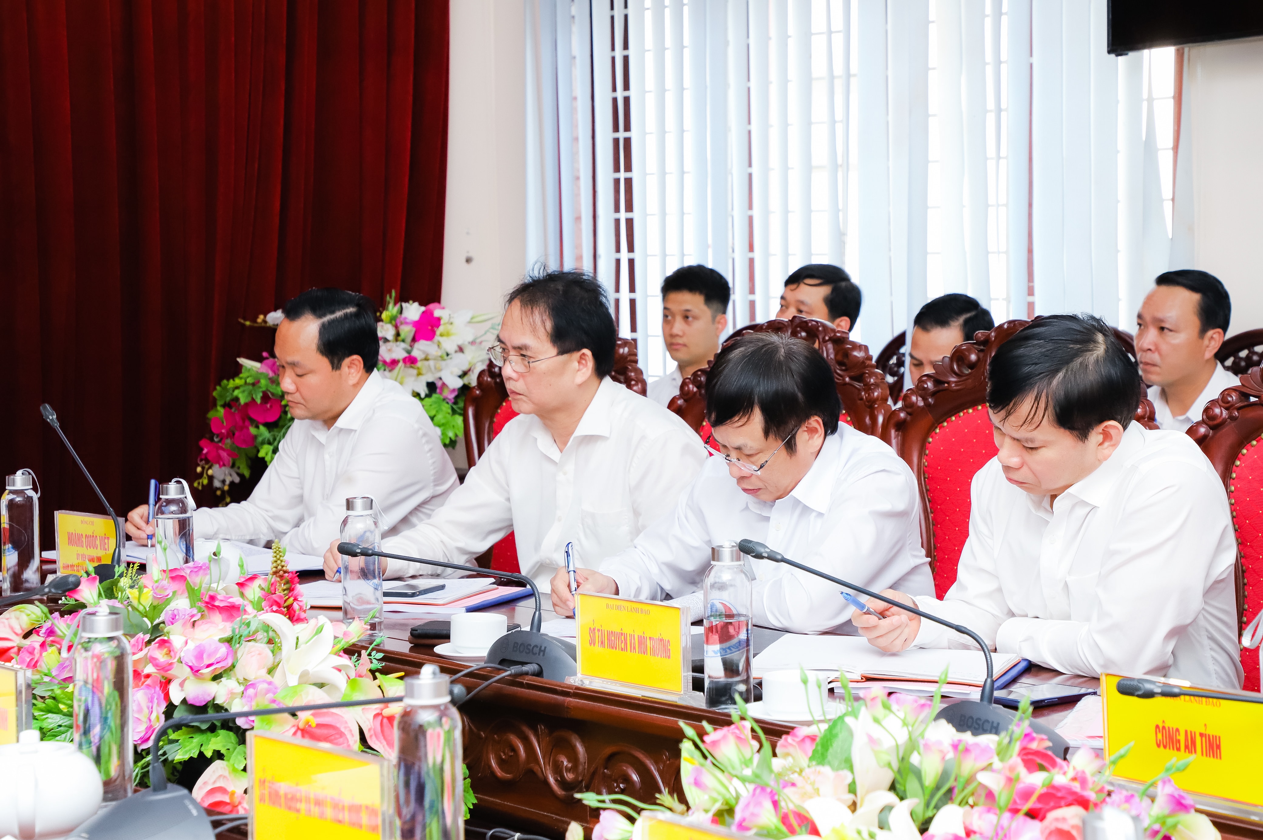 Các đồng chí trong ban giám đốc Sở TN&MT dự buổi làm việc. Ảnh: Phạm Bằng