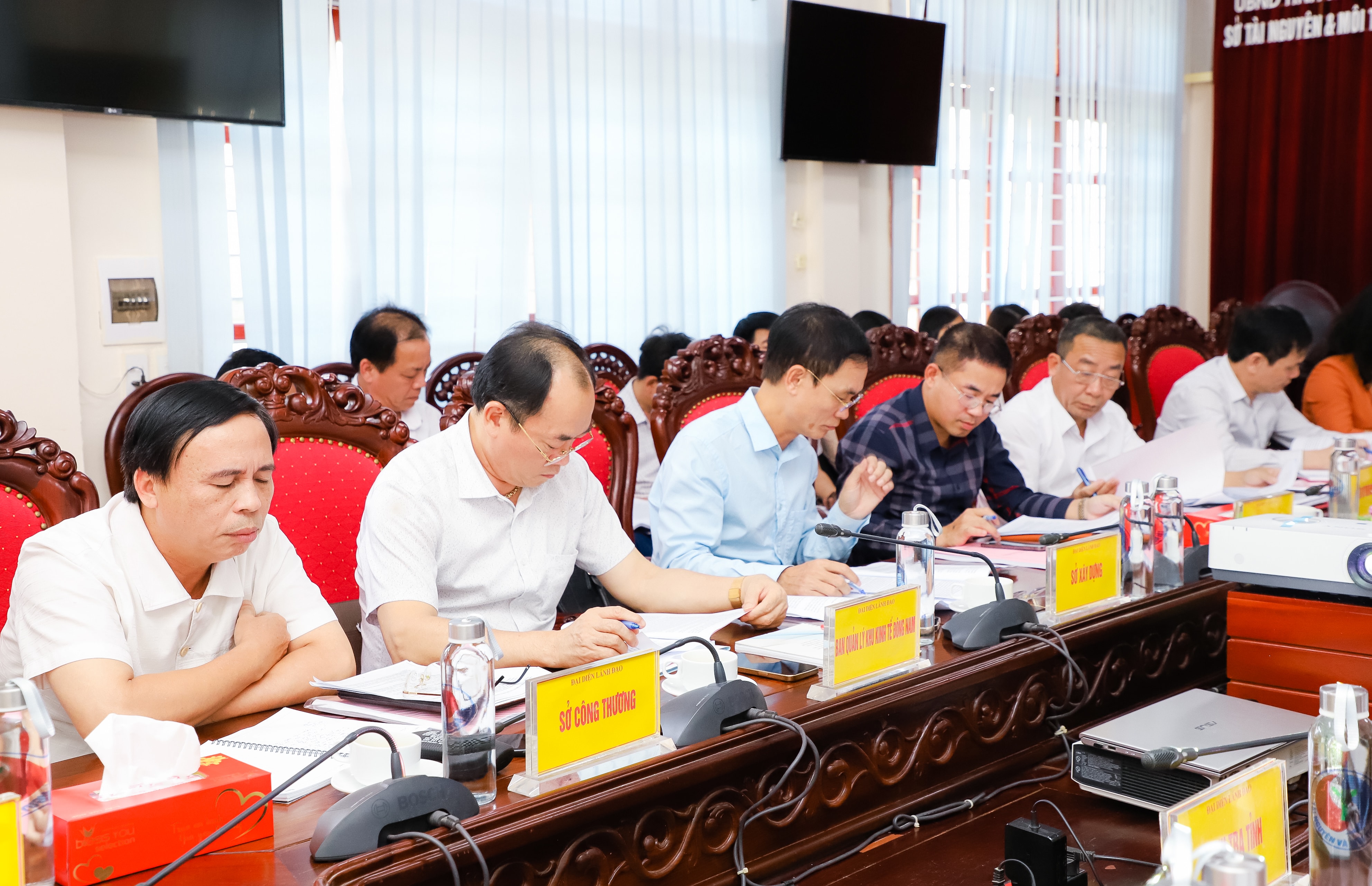 Lãnh đạo các sở, ngành tham dự buổi làm việc. Ảnh: Phạm Bằng