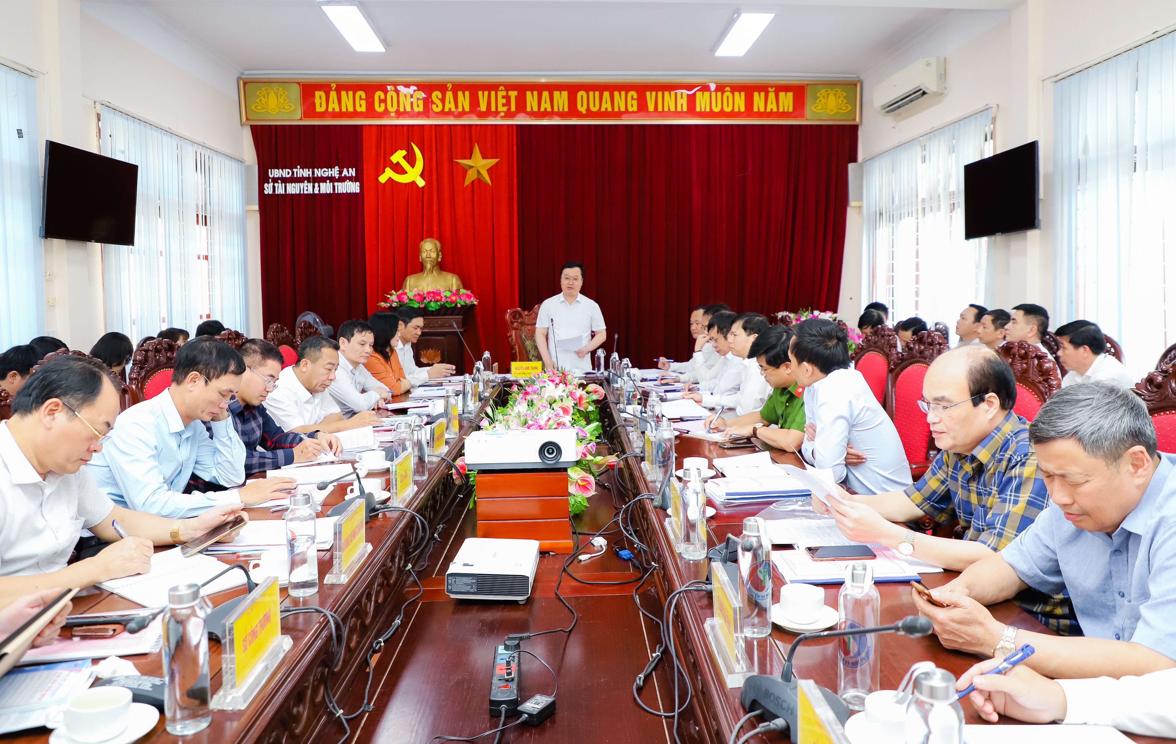 Toàn cảnh buổi làm việc. Ảnh: Phạm Bằng