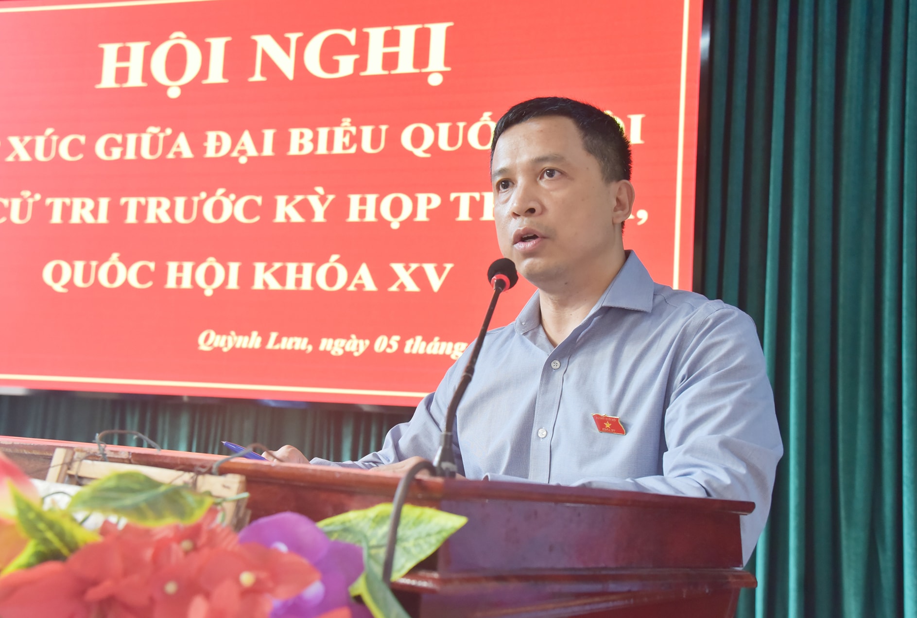 Đại biểu Phạm Phú Bình tiếp thu, giải trình kiến nghị cử tri huyện Quỳnh Lưu. Ảnh: Thanh Lê