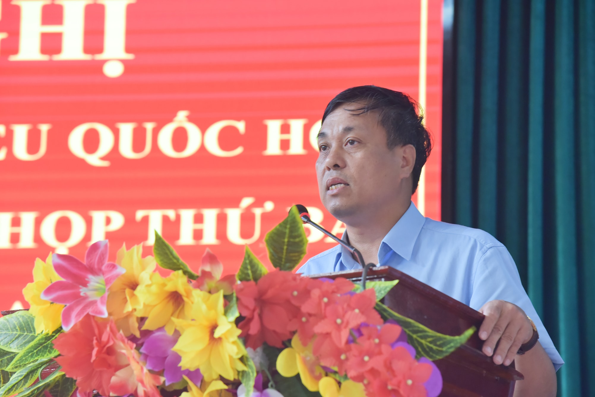 Chủ tịch UBND huyện Quỳnh Lưu Hoàng Văn Bộ tiếp thu trả lời kiến nghị của cử tri. Ảnh: Thanh Lê