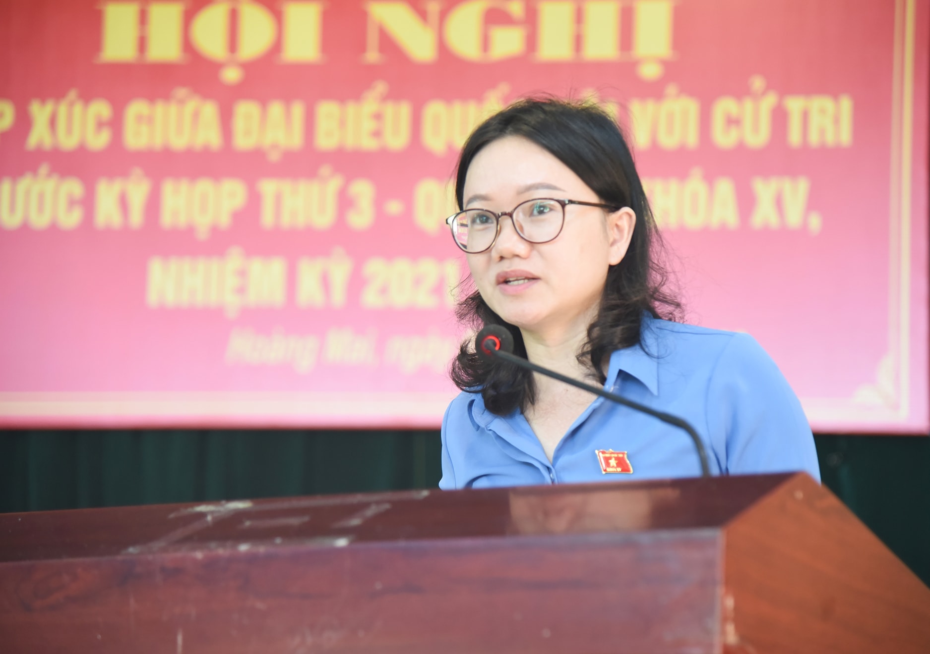 Phó Trưởng Đoàn ĐBQH tỉnh Thái Thị An Chung tiếp thu giải trình các kiến nghị của cử tri. Ảnh: Thanh Lê