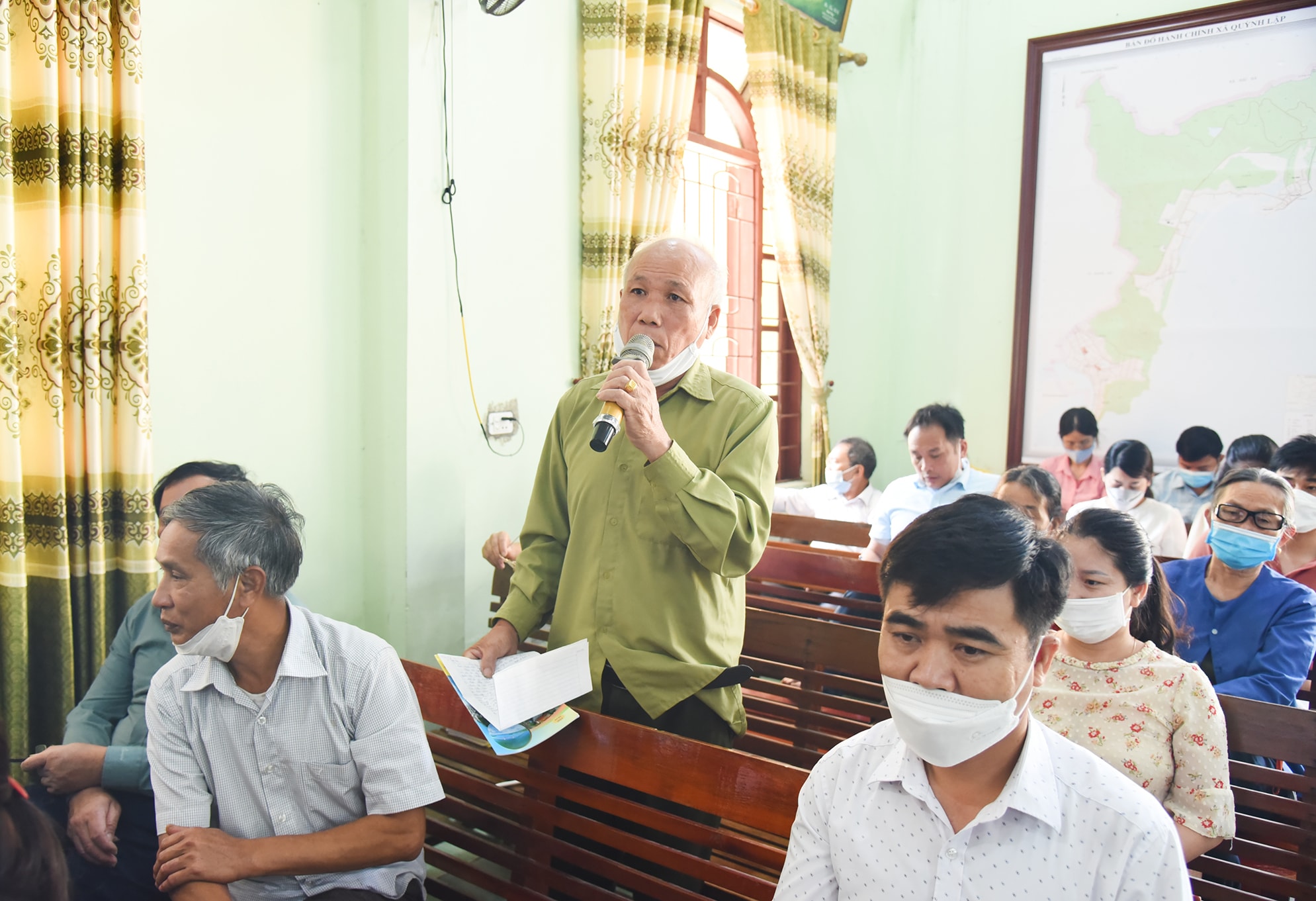 Cử tri thị xã Hoàng Mai kiến nghị với đại biểu Quốc hội. Ảnh: Thanh Lê