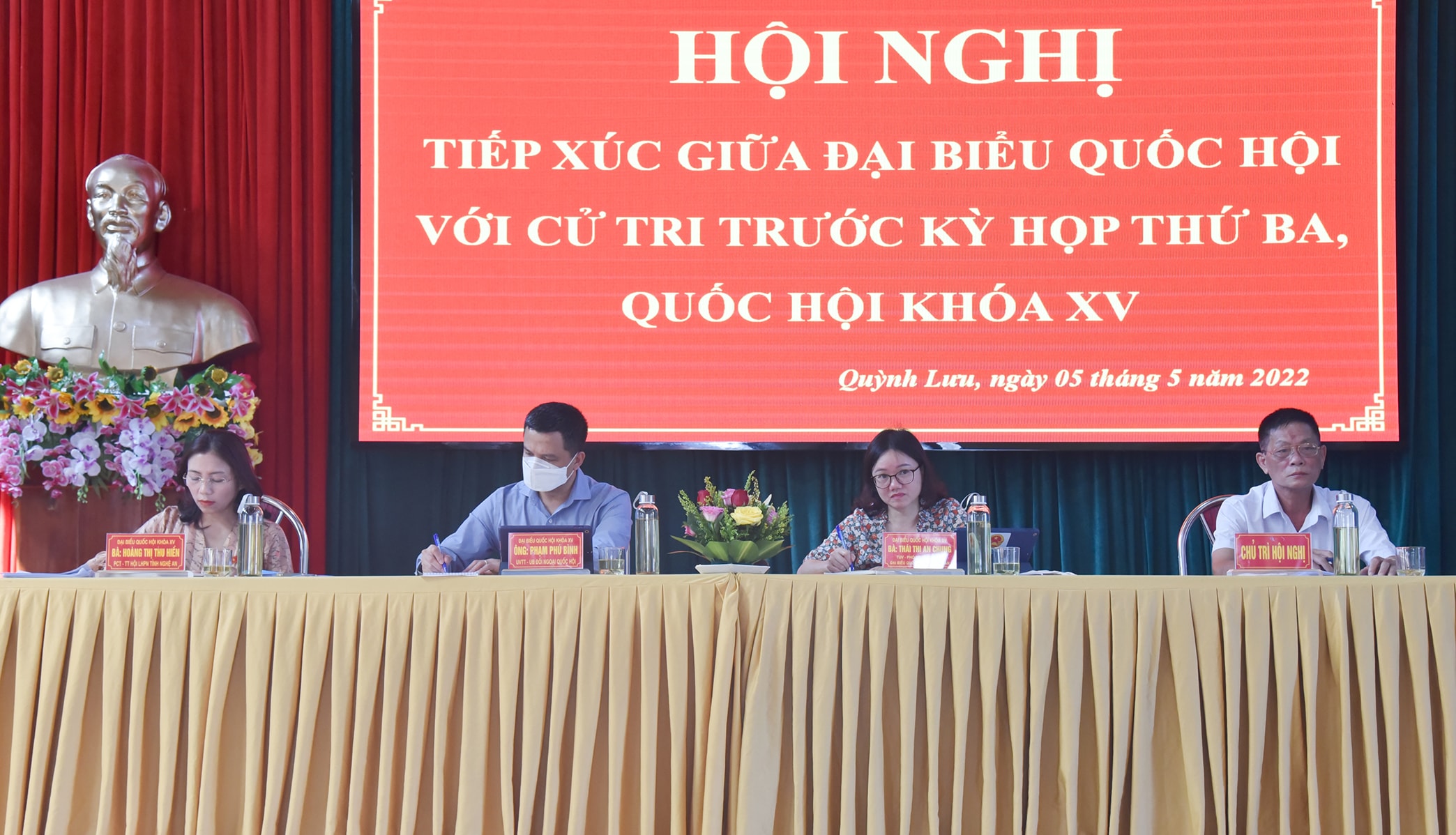 Các đại biểu Quốc hội tham dự hội nghị tiếp xúc cử tri. Ảnh: Thanh Lê