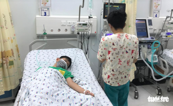 Một bệnh nhi được chẩn đoán sốc sốt xuất huyết Dengue nặng ngày 4, suy hô hấp, rối loạn đông máu, được điều trị tích cực tại Bệnh viện Nhi đồng thành phố (TP.HCM).