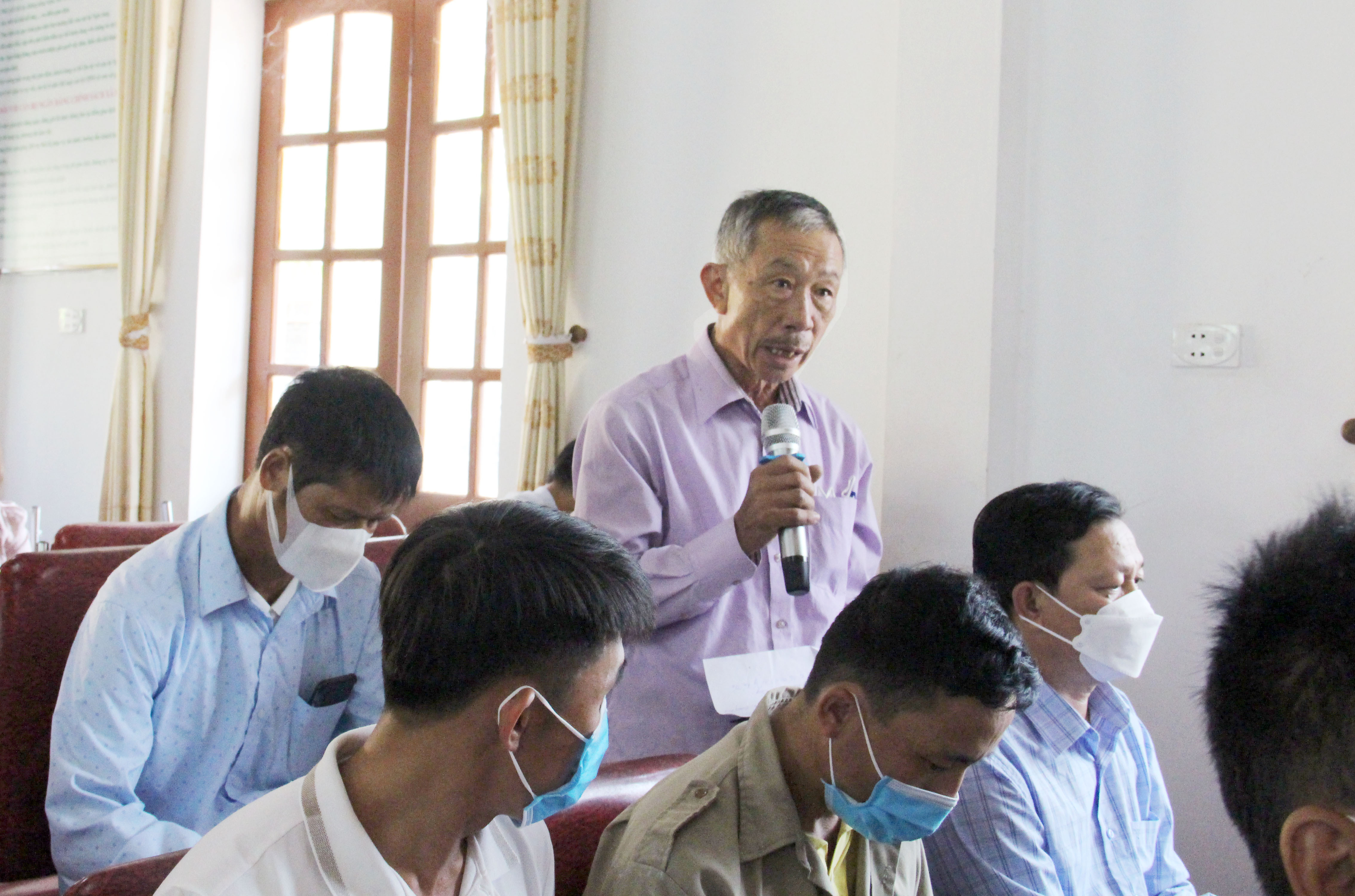 Hội nghị ghi nhận 13 lượt phản ánh, kiến nghị của cử tri trên địa bàn 3 xã Lạng Khê, Châu Khê, Cam Lâm (huyện Con Cuông). Ảnh: Thanh Quỳnh