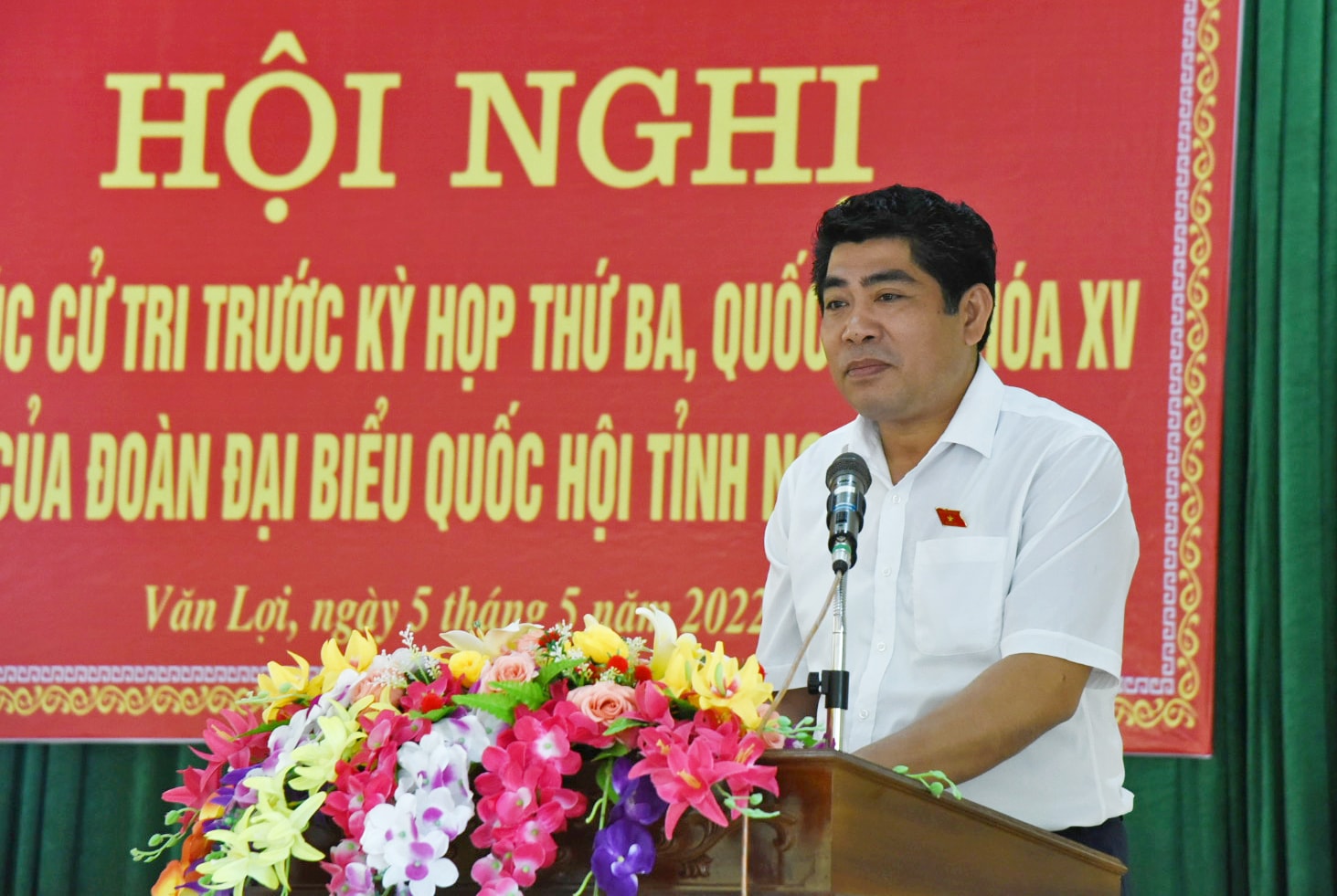 Đại biểu Vi Văn Sơn - Trưởng ban Dân tộc tỉnh mong muốn các địa phương của huyện Quỳ Hợp thu hút, tận dụng tốt các nguồn lực để phát triển kinh tế - xã hội, xóa đói giảm nghèo, xây dựng nông thôn mới... Ảnh: TG