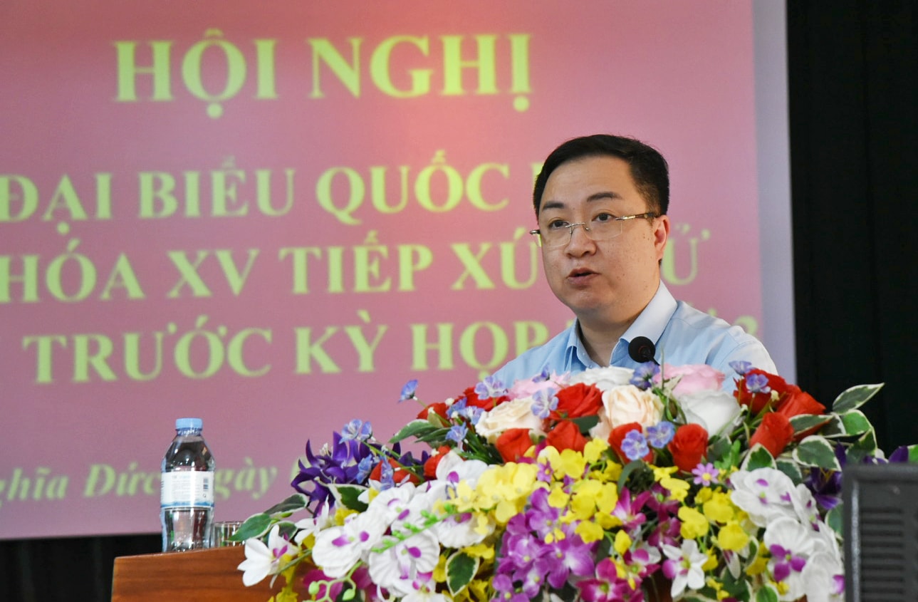 Đại biểu Đặng Xuân Phương - Phó Chủ nhiệm Ủy ban Văn hóa, Giáo dục của Quốc hội trình bày dự kiến nội dung và chương trình kỳ họp sắp tới của Quốc hội, một số kết quả hoạt động của Đoàn đại biểu Quốc hội sau kỳ họp thứ hai. Ảnh: TG