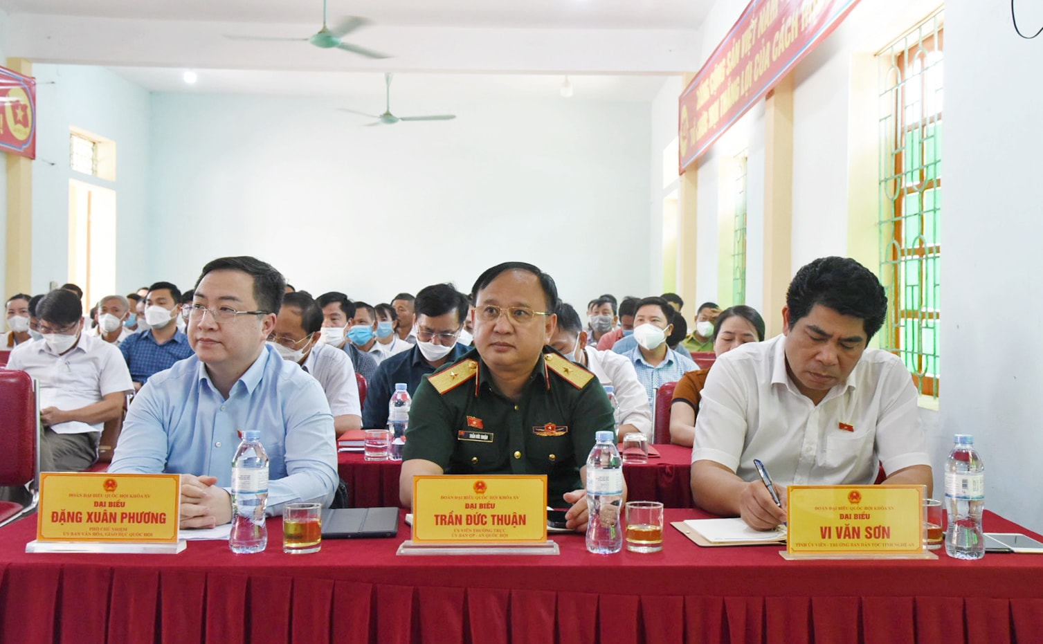 Các đại biểu tại đơn vị bầu cử số 2 tiếp xúc cử tri tại trụ sở xã Nghĩa Đức, huyện Nghĩa Đàn trước kỳ họp thứ ba, Quốc hội khóa XV. Ảnh: TG