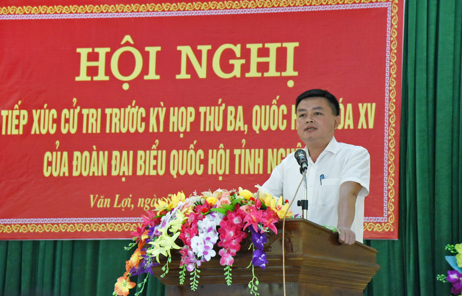 Lãnh đạo UBND huyện Quỳ Hợp trực tiếp giải trình, làm rõ các nội dung được cử tri quan tâm đề cập. Ảnh: TG