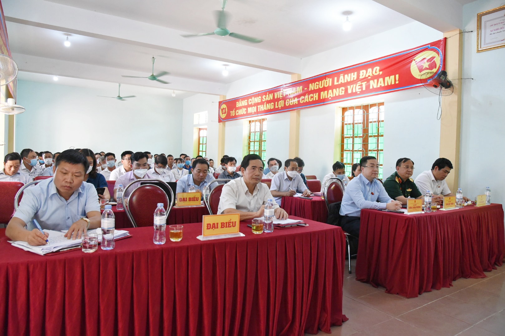 Đại diện lãnh đạo Huyện ủy, UBND huyện Nghĩa Đàn tham dự hội nghị tiếp xúc cử tri. Ảnh: TG