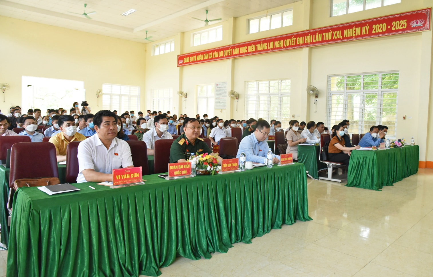 Các đại biểu được bầu cử tại đơn vị số 2 tiếp xúc cử tri các xã của huyện Quỳ Hợp tại trụ sở làm việc xã Văn Lợi. Ảnh: TG