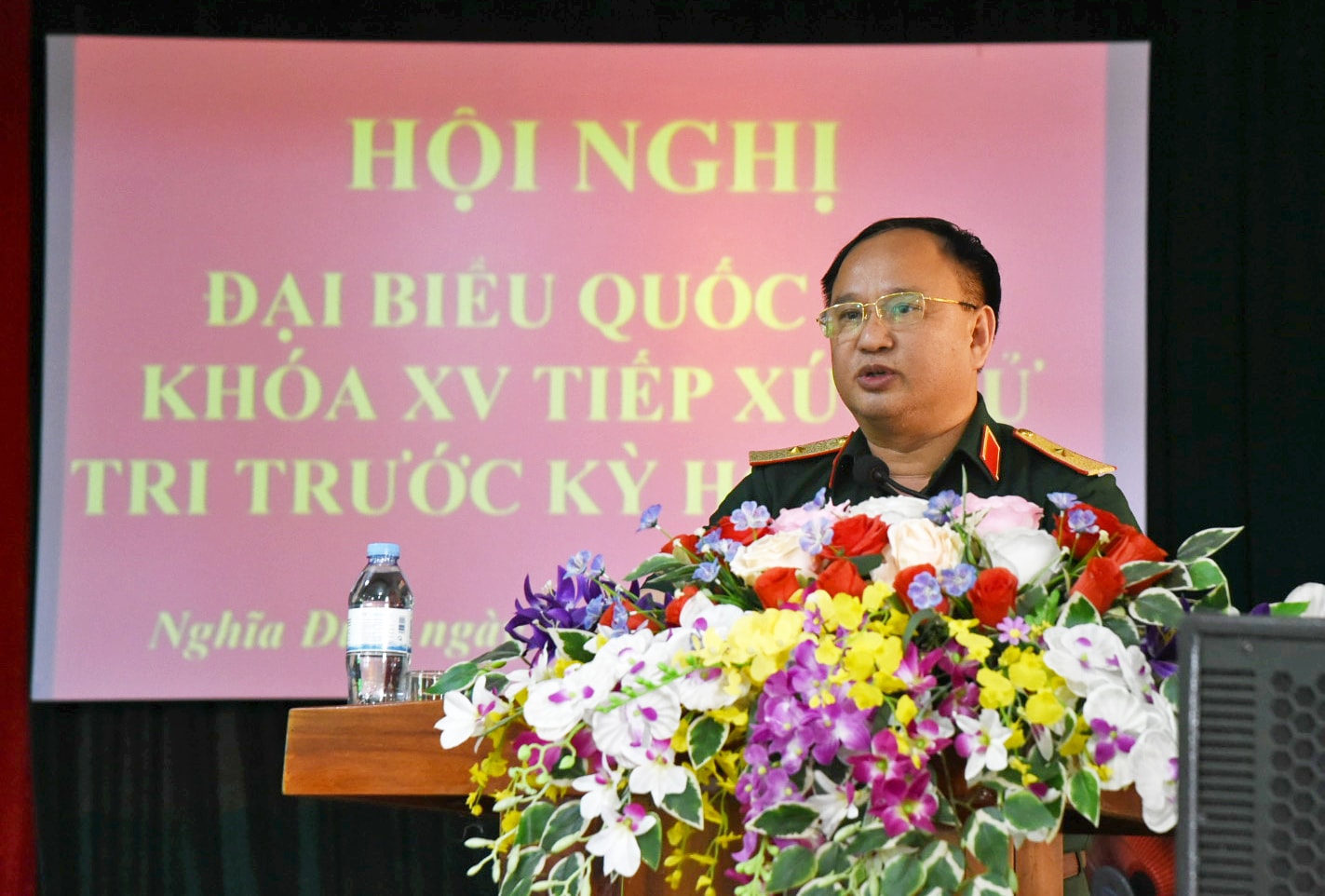 Thiếu tướng Trần Đức Thuận - Ủy viên Thường trực Ủy ban Quốc phòng và An ninh của Quốc hội tiếp thu ý kiến của cử tri huyện Nghĩa Đàn. Ảnh: TG