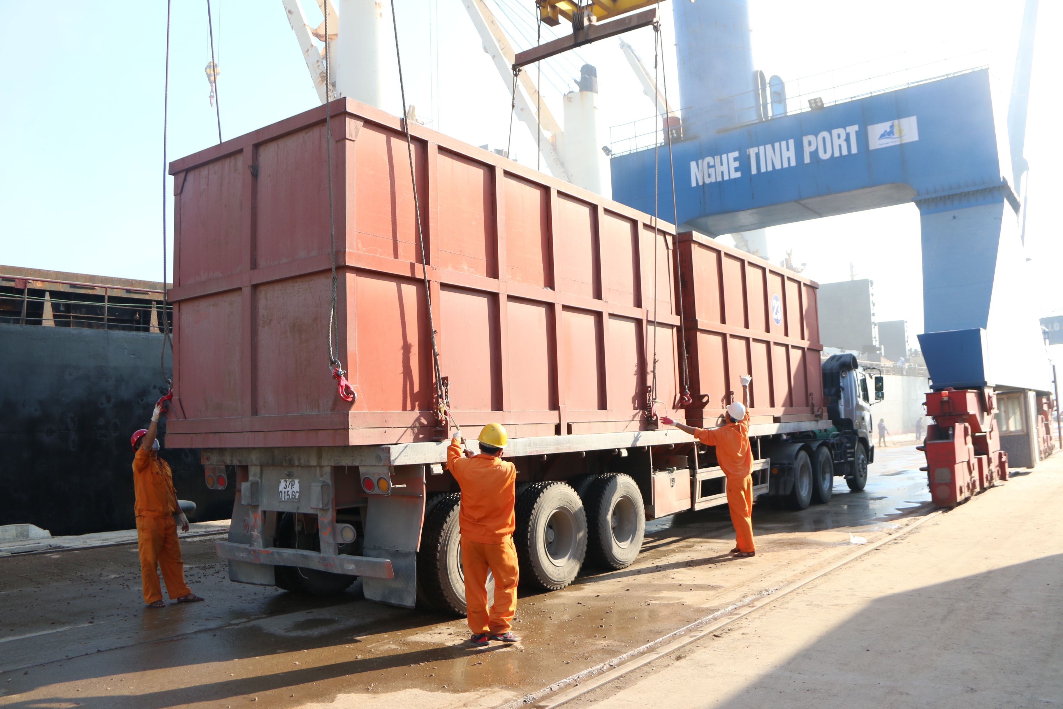Chuyển container lên tàu. Ảnh: Tiến Đông 