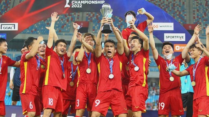 Đầu tháng 2, năm 2022, Đinh Xuân Tiến cùng U23 Việt Nam vô địch giải U23 Đông Nam Á tổ chức tại Campuchia. Ảnh: Internet