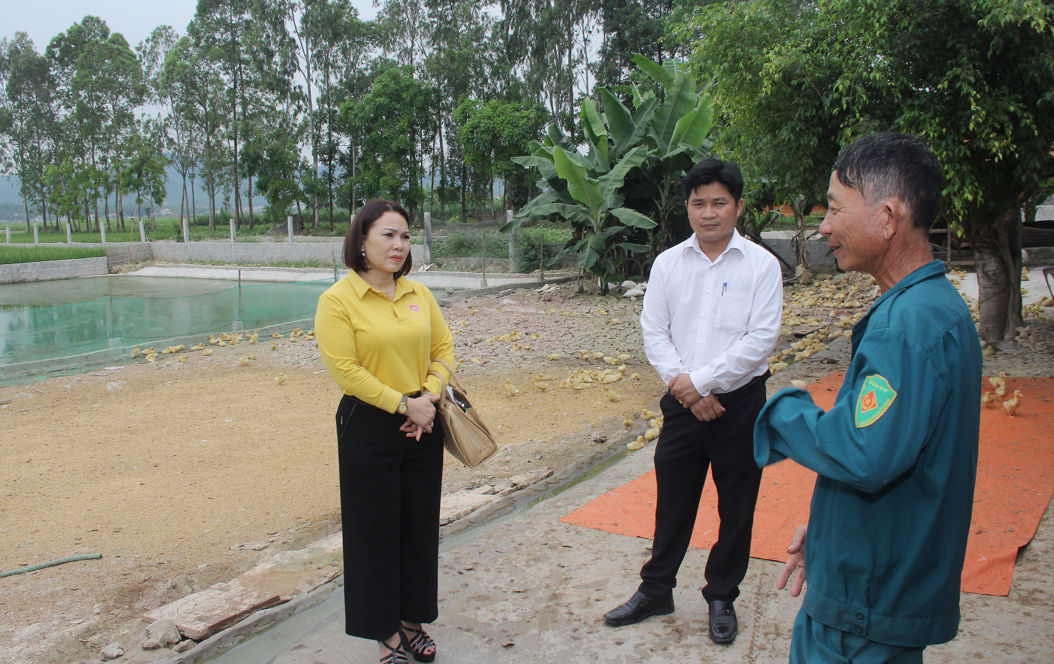 Lãnh đạo MTTQ huyện Quỳnh Lưu nắm bắt nhu cầu của người dân trong triển khai hỗ trợ sinh kế. Ảnh: Mai Hoa