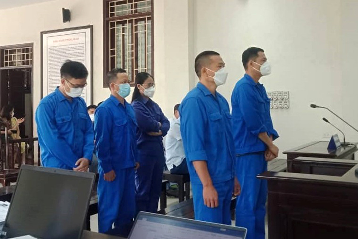 Các bị cáo Vũ Đức Tuấn, Hoàng Hồng Hạnh, Nguyễn Bằng Giang, Phạm Thu Hiền và Nguyễn Hoàng Hà bị xét xử ngày 5/5. Ảnh: CTV