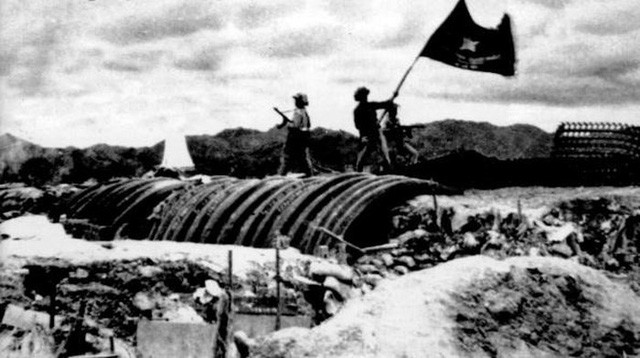 17h30 ngày 7/5/1954, lá cờ Quyết chiến, quyết thắng của quân đội ta tung bay trên nóc hầm Sở chỉ huy địch. Ảnh: tư liệu