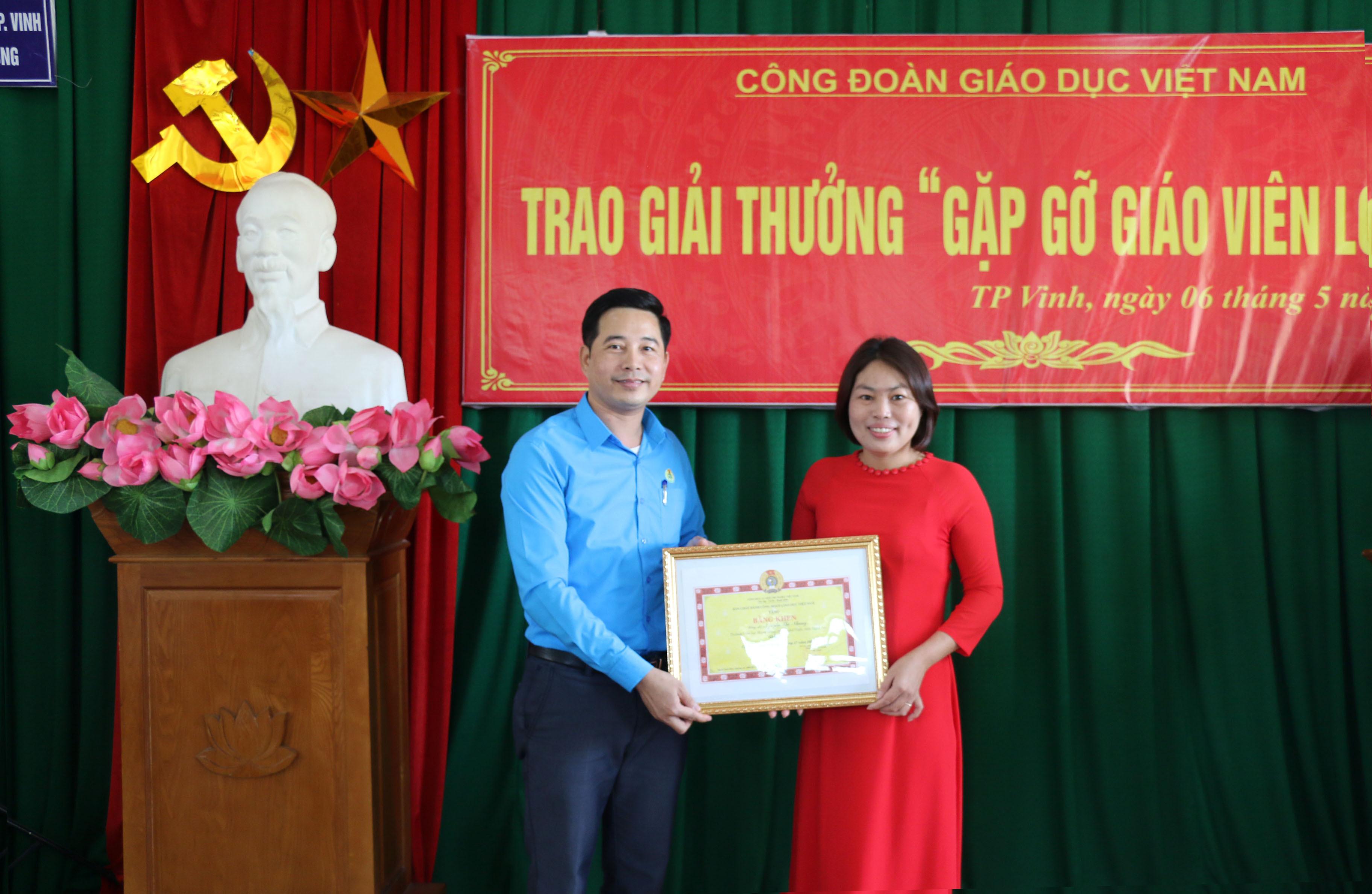 Ông Đặng Văn Hải trao giấy khen cho cô giáo Nguyễn Thị Nhung - giải Nhỉ cuộc thi Gặp gỡ giáo viên lớp 1. Ảnh: MH