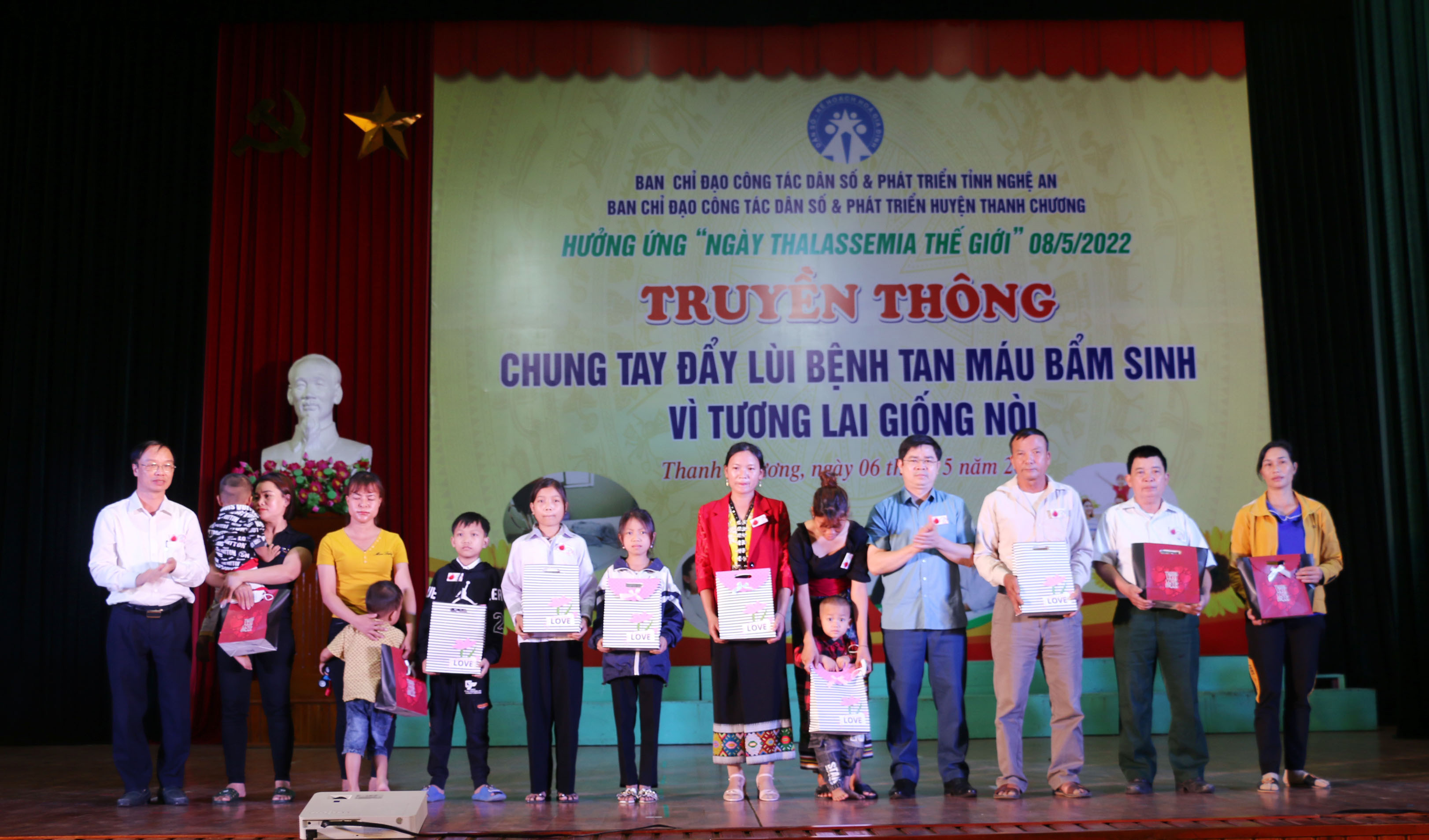 Đồng chí Nguyễn Bá Tân và Trình Văn Nhã trao quà cho 10 gia đình có trẻ mắc bệnh tan máu bẩm sinh trên địa bàn huyện Thanh Chương. Ảnh: MH