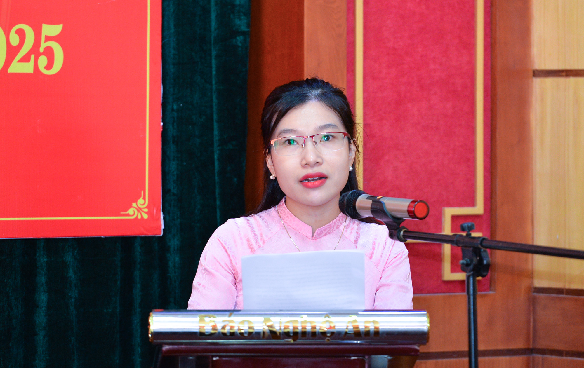 Đồng chí Hoàng Thanh Quỳnh - phóng viên phòng Thời sự Chính trị trình bày tham luận tại Đại hội. Ảnh: Thành Cường