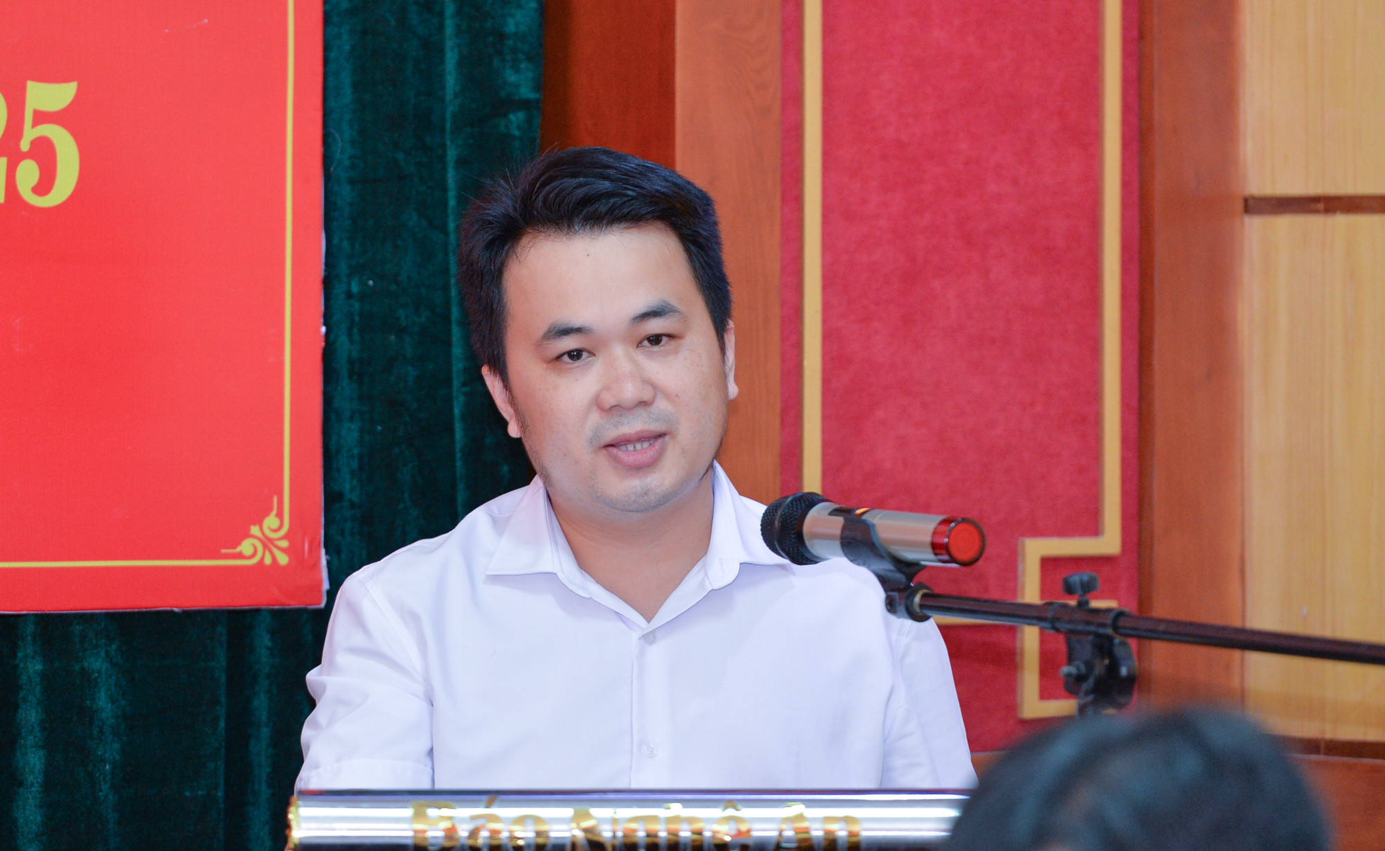 Đồng chí Nguyễn Thành Duy - Chi ủy viên, phóng viên phòng Thời sự Chính trị trình bày tham luận tại Đại hội. Ảnh: Thành Cường