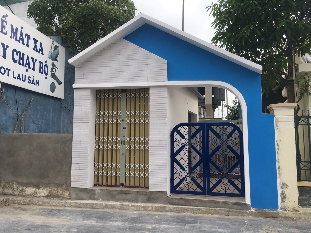 Điểm nhà vệ sinh công cộng mới được xây dựng trên đường Nguyễn Văn Cừ phục vụ du khách. Ảnh: P.V
