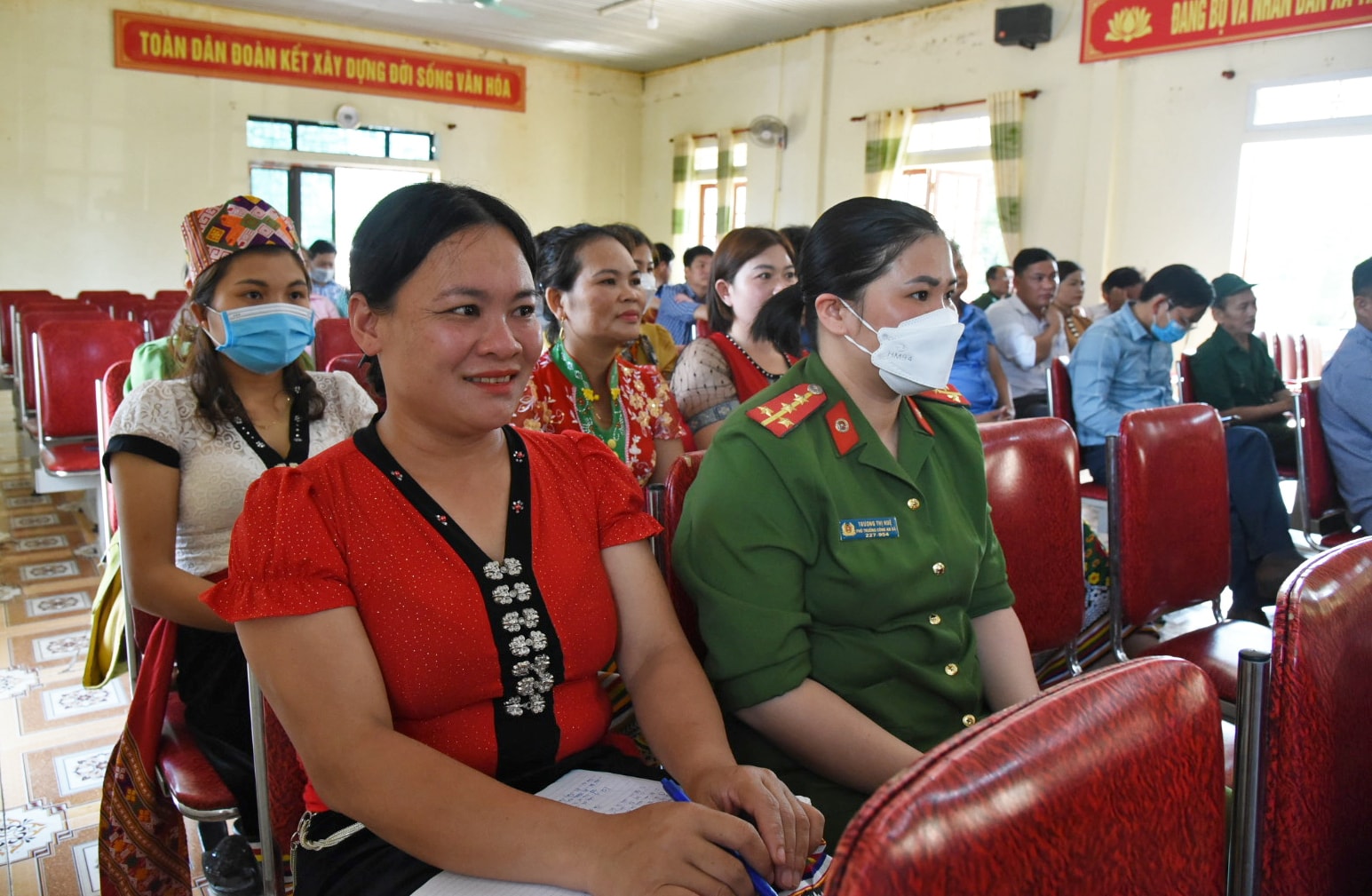 Cử tri xã Tiên Kỳ dự hội nghị, phấn khởi khi được gặp gỡ, trao đổi ý kiến với các đại biểu Quốc hội. Ảnh: TG